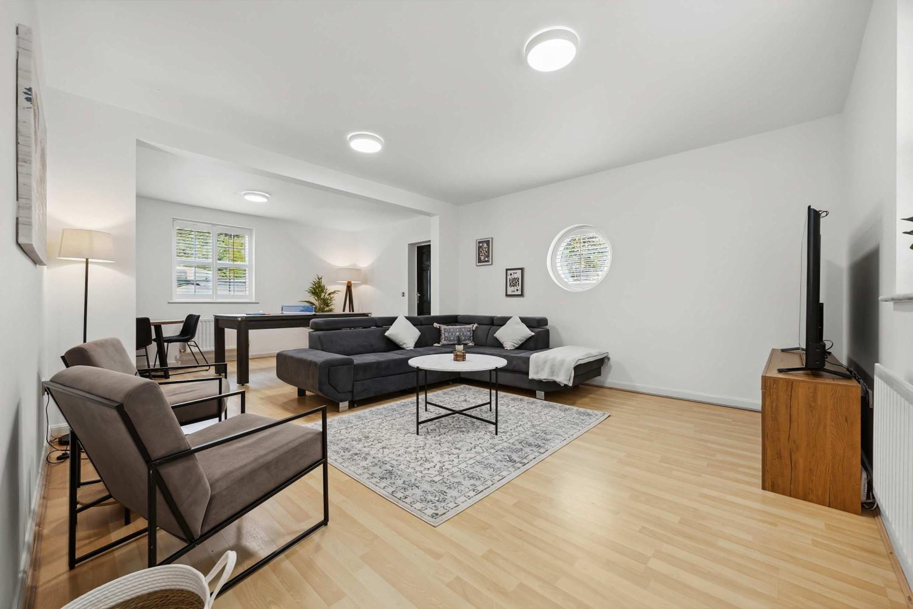 Modern 3BR Home in 2 Nether Hall Near M6 J7 with Hot Tub, Smart TV and Free Parking