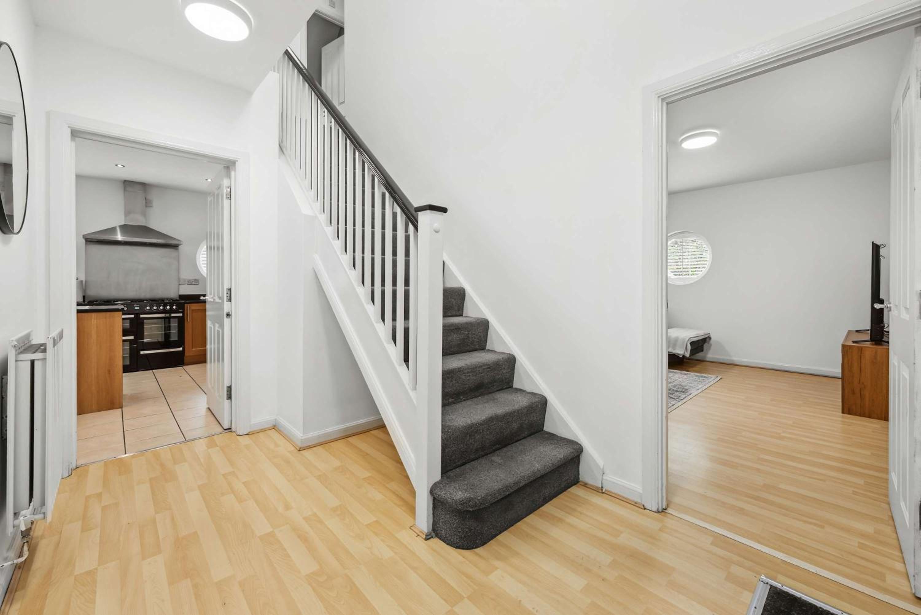 Modern 3BR Home in 2 Nether Hall Near M6 J7 with Hot Tub, Smart TV and Free Parking