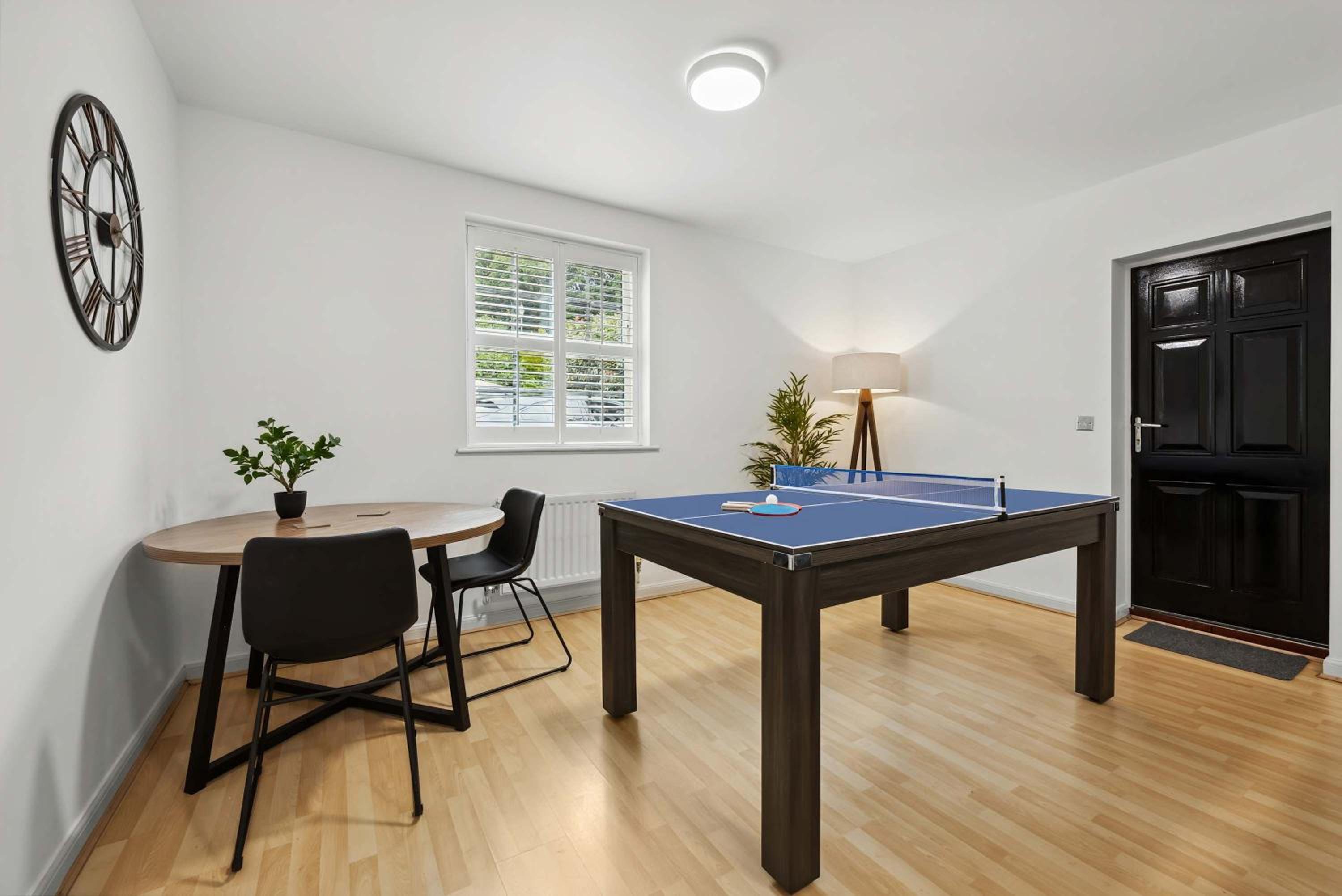 Modern 3BR Home in 2 Nether Hall Near M6 J7 with Hot Tub, Smart TV and Free Parking