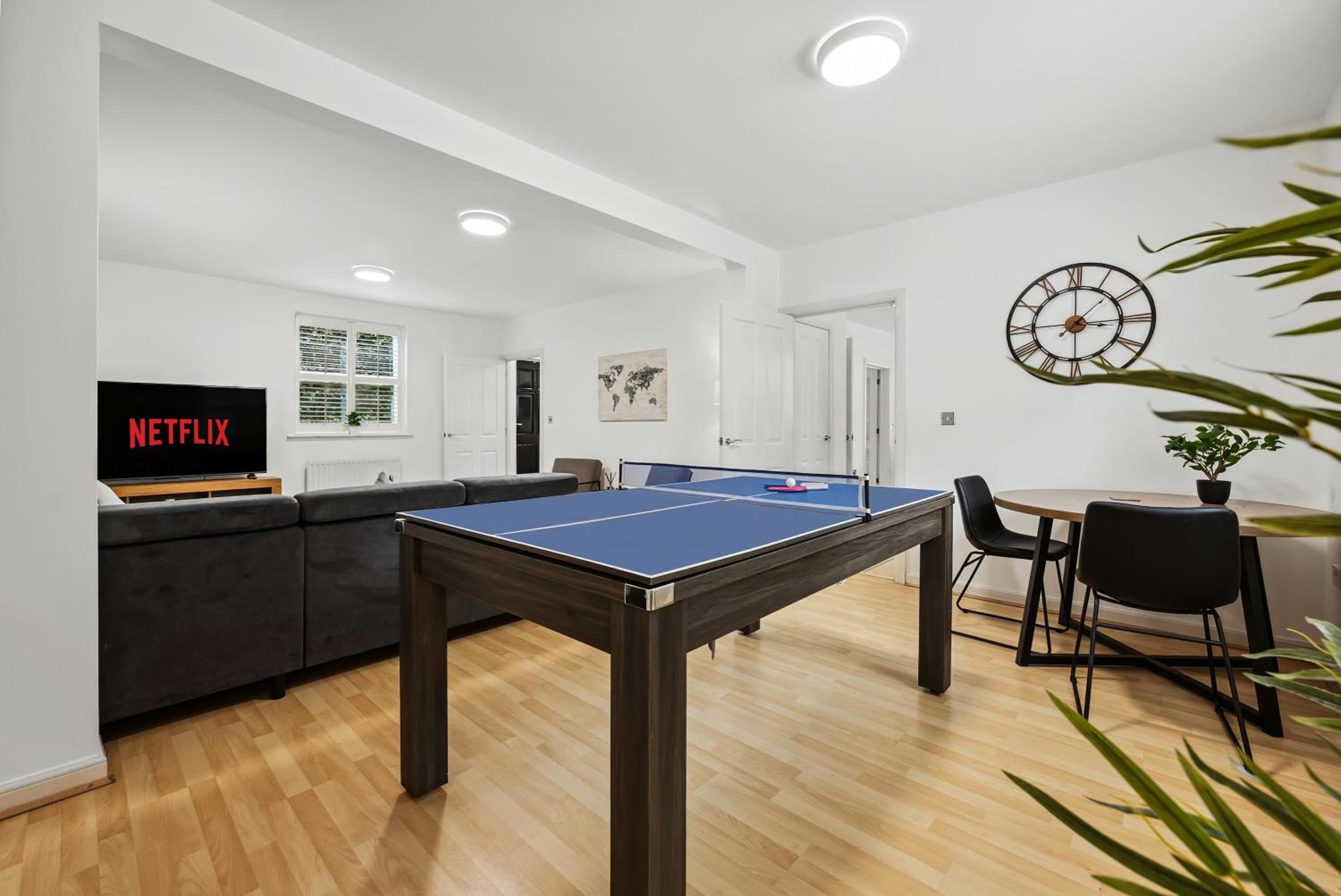 Modern 3BR Home in 2 Nether Hall Near M6 J7 with Hot Tub, Smart TV and Free Parking