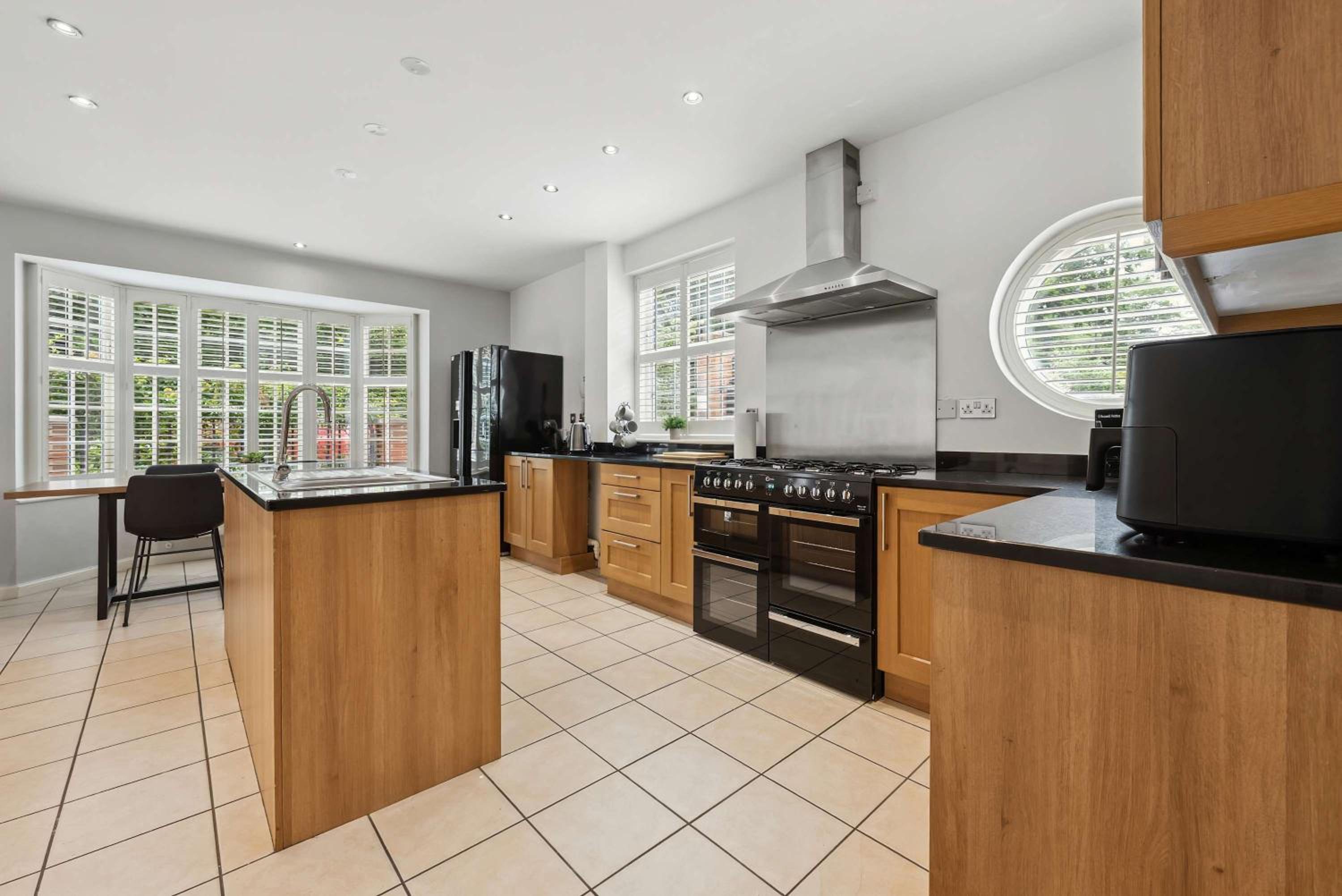 Modern 3BR Home in 2 Nether Hall Near M6 J7 with Hot Tub, Smart TV and Free Parking