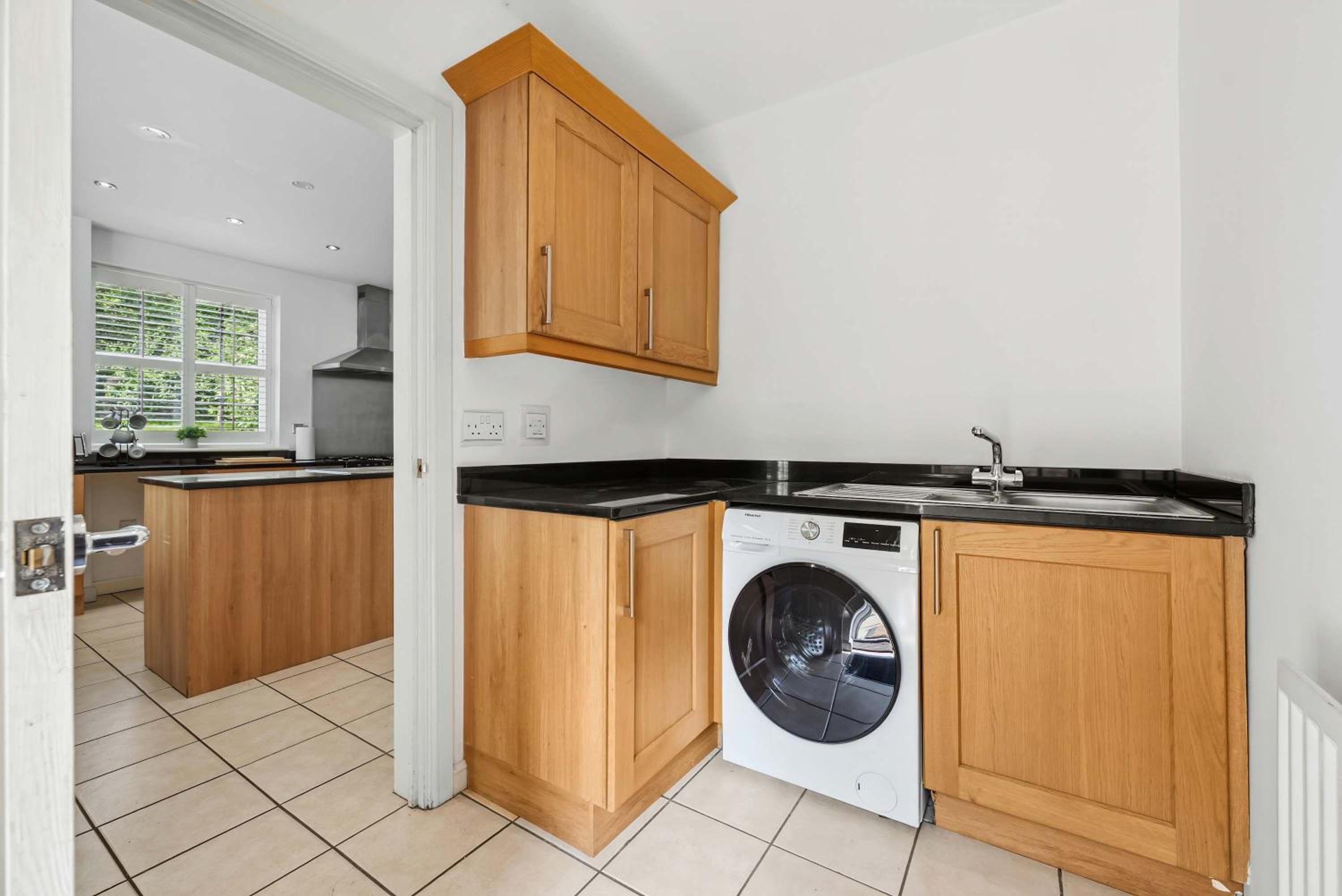 Modern 3BR Home in 2 Nether Hall Near M6 J7 with Hot Tub, Smart TV and Free Parking
