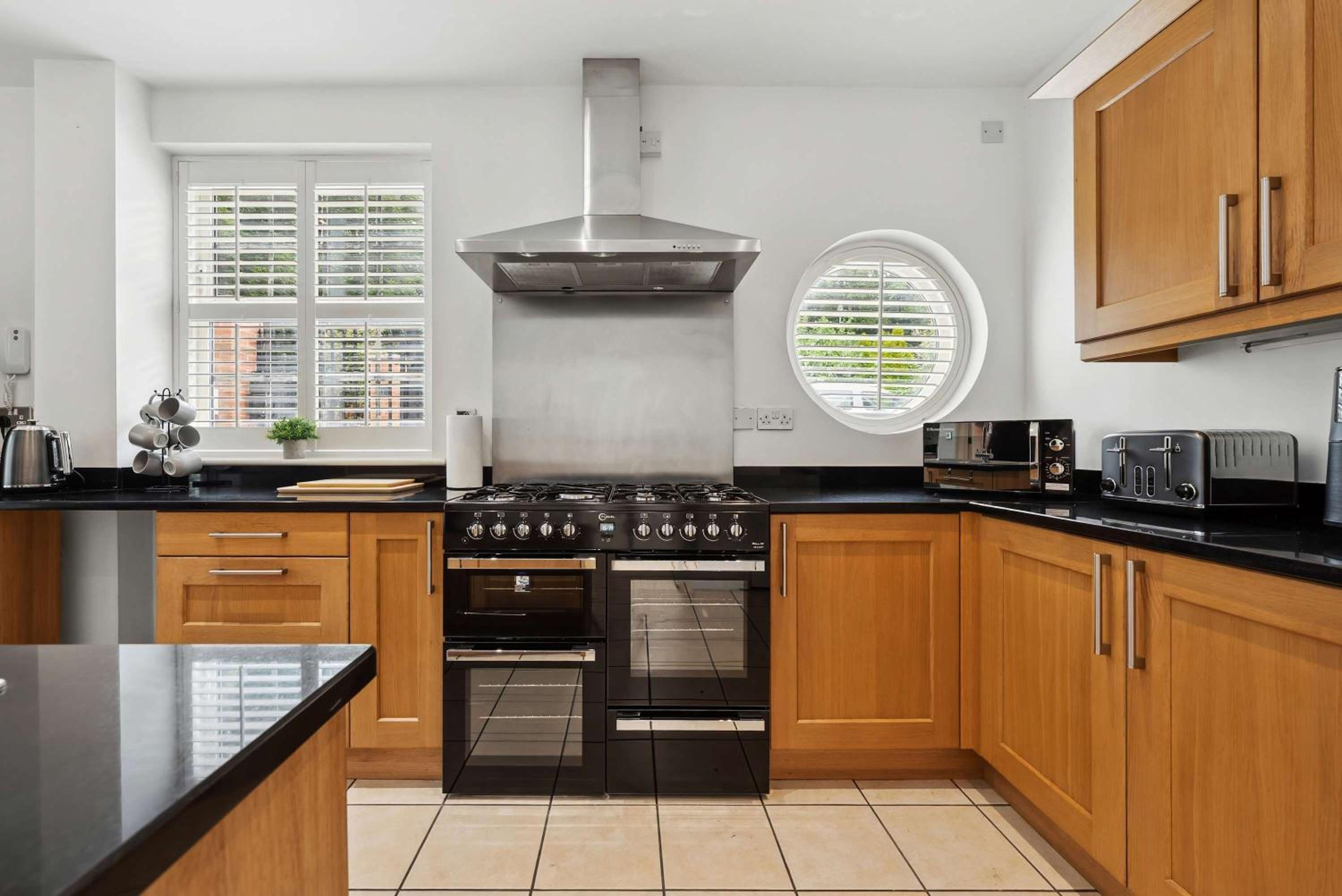 Modern 3BR Home in 2 Nether Hall Near M6 J7 with Hot Tub, Smart TV and Free Parking