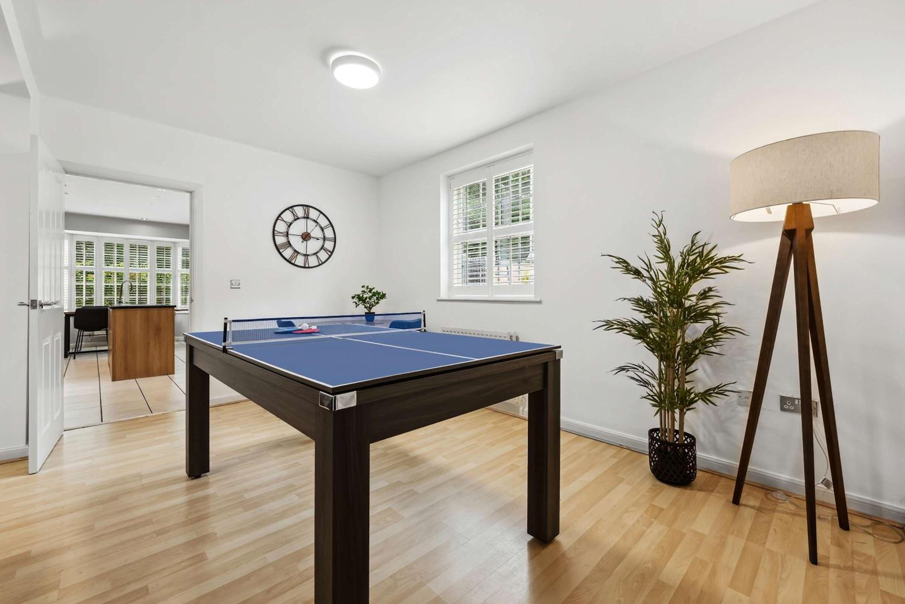Modern 3BR Home in 2 Nether Hall Near M6 J7 with Hot Tub, Smart TV and Free Parking