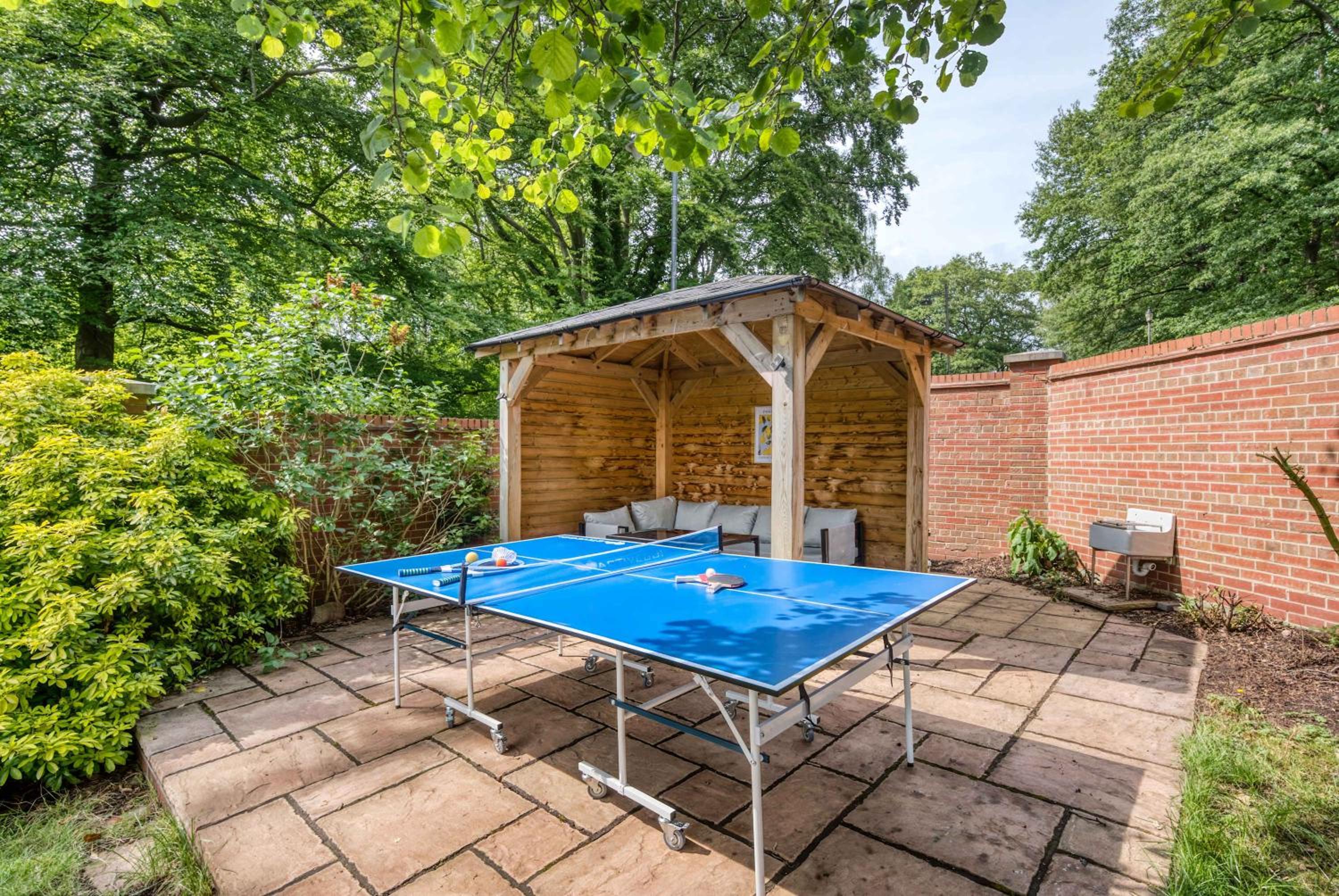 Modern 3BR Home in 2 Nether Hall Near M6 J7 with Hot Tub, Smart TV and Free Parking