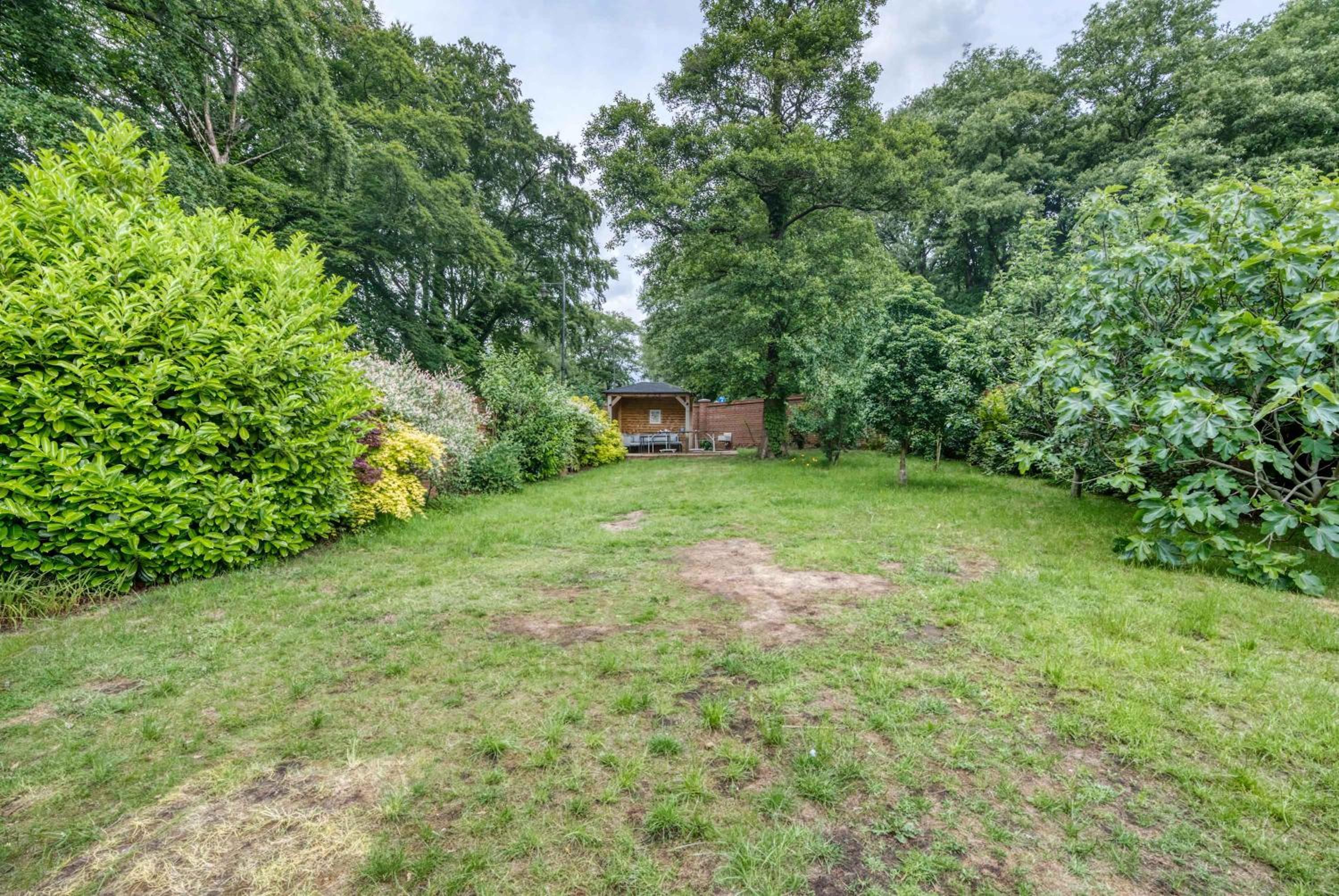 Modern 3BR Home in 2 Nether Hall Near M6 J7 with Hot Tub, Smart TV and Free Parking