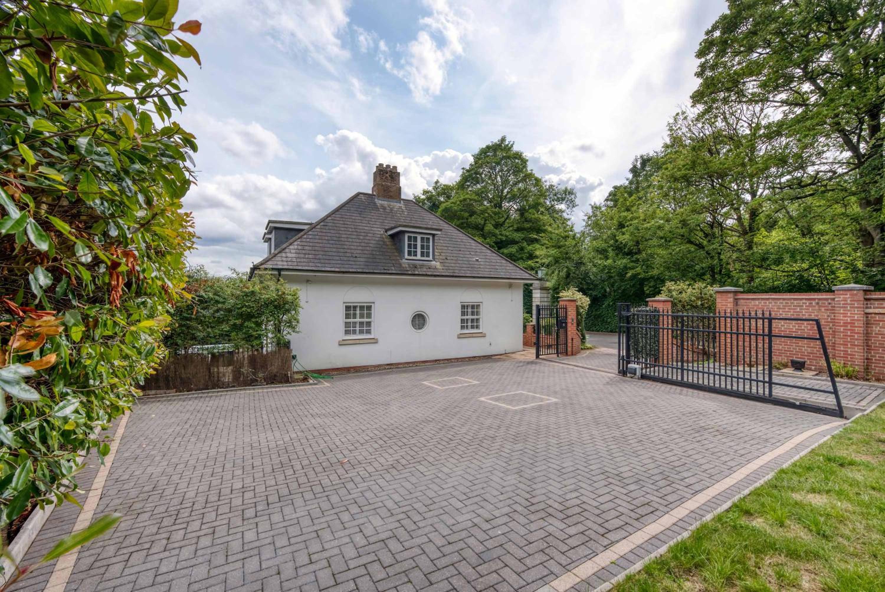 Modern 3BR Home in 2 Nether Hall Near M6 J7 with Hot Tub, Smart TV and Free Parking