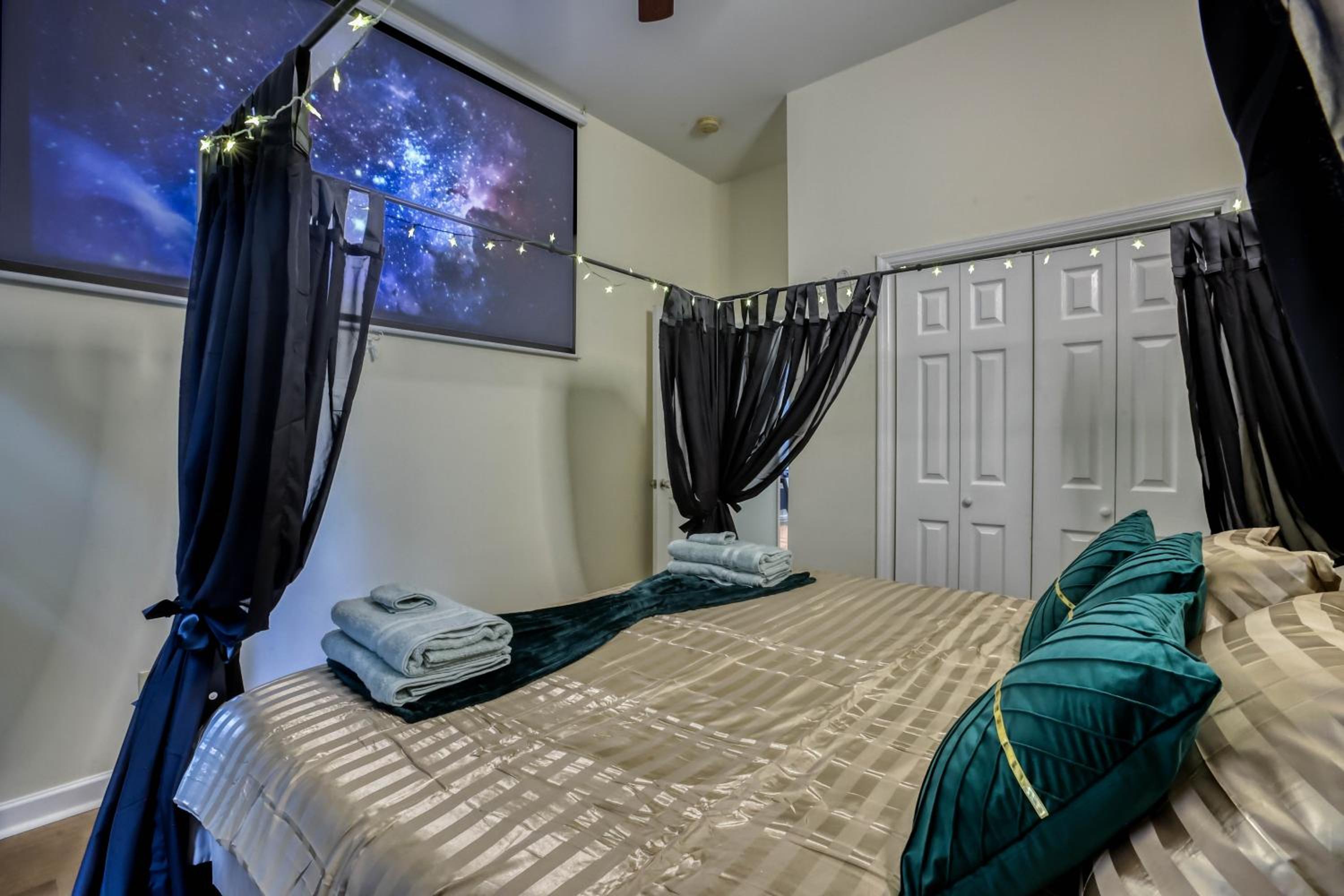 The Fun House - Parking - 2 King Bed, Massage Chair