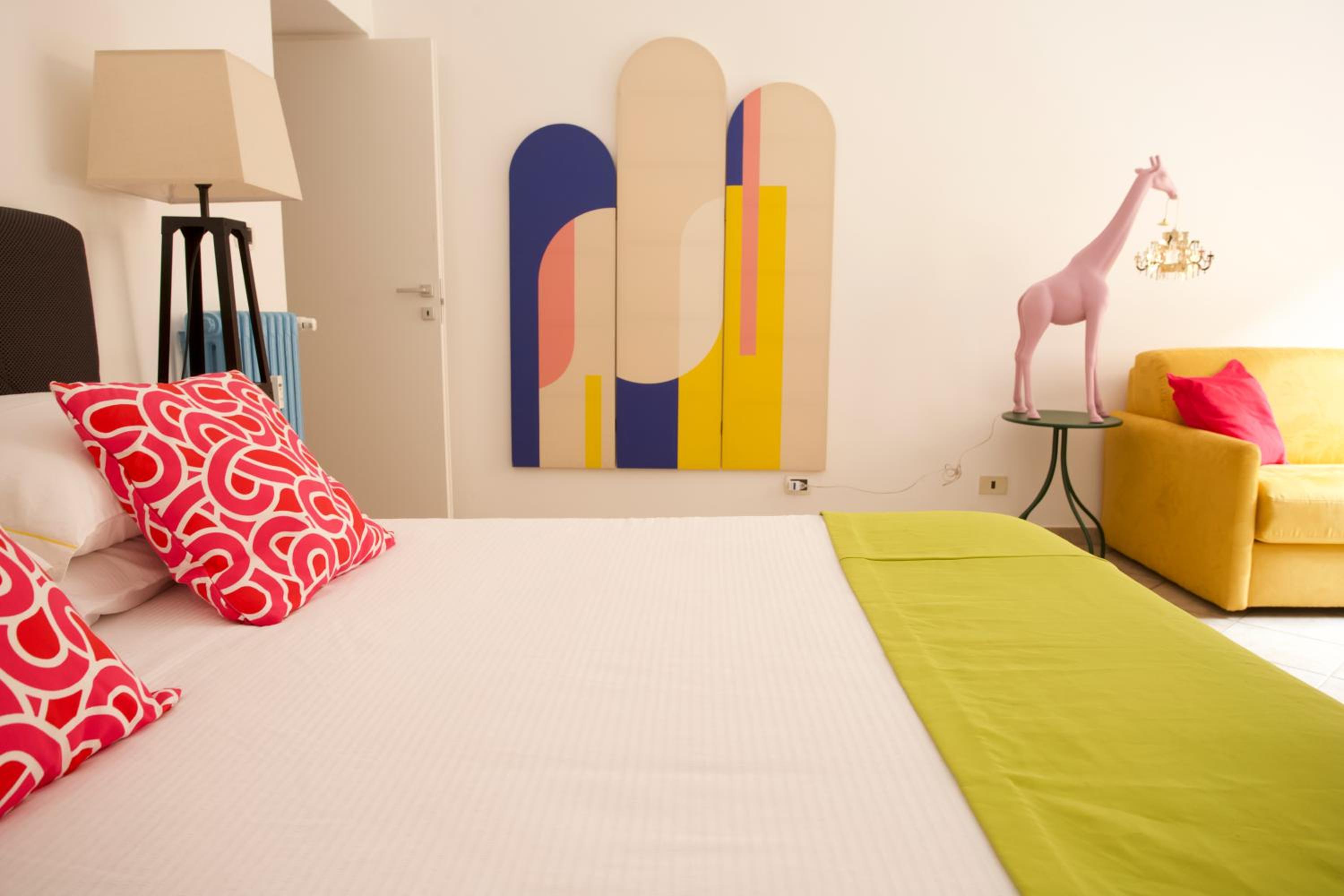 Funky 3BR Flat, Scenic Tram to Colosseum 7 Stops