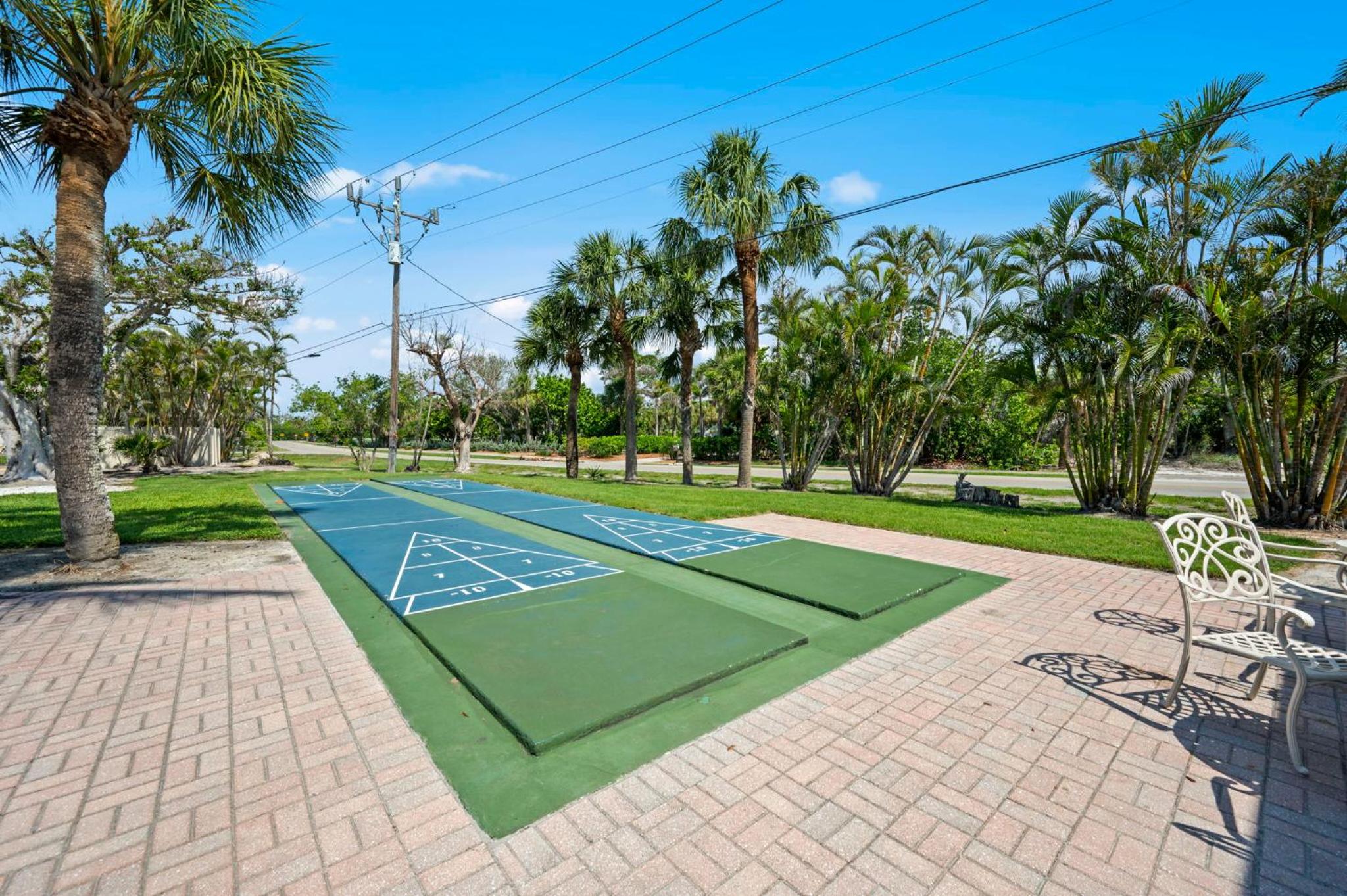 Steps to beach Bikes & Beach Gear Weekly Stays