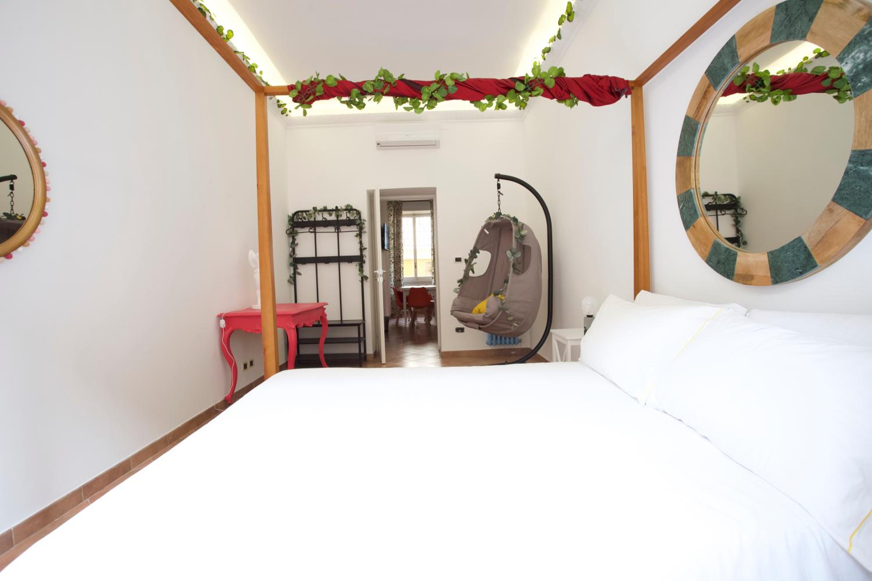 Funky 3BR Flat, Scenic Tram to Colosseum 7 Stops