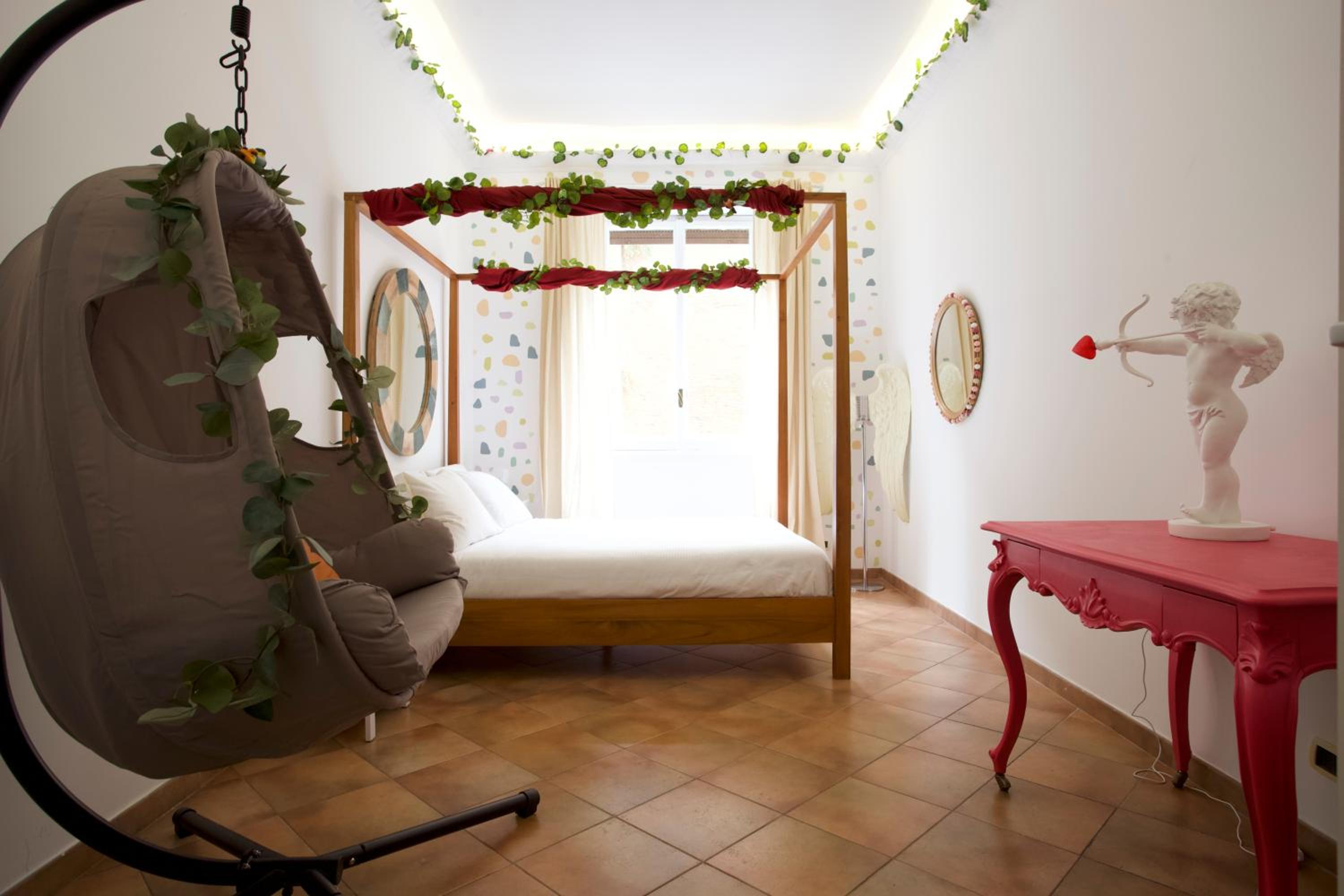 Funky 3BR Flat, Scenic Tram to Colosseum 7 Stops