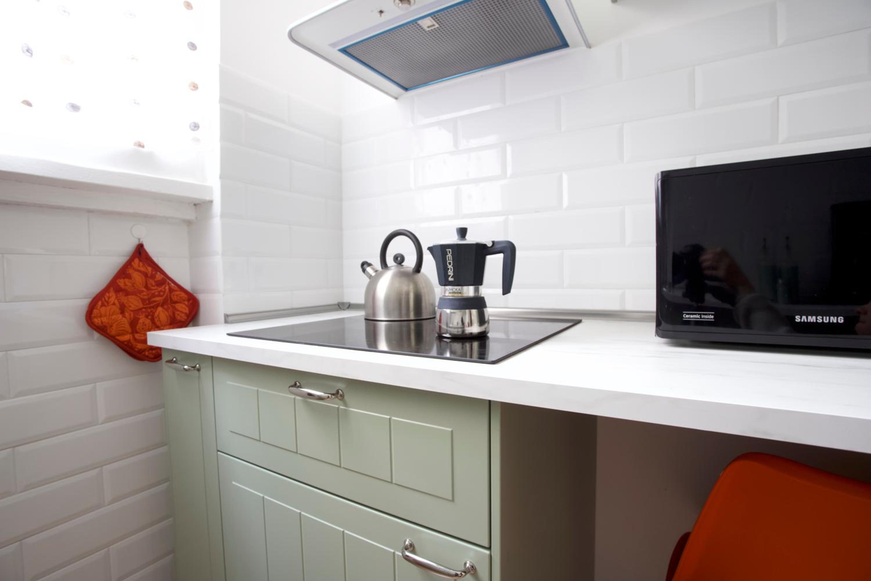 Funky 3BR Flat, Scenic Tram to Colosseum 7 Stops