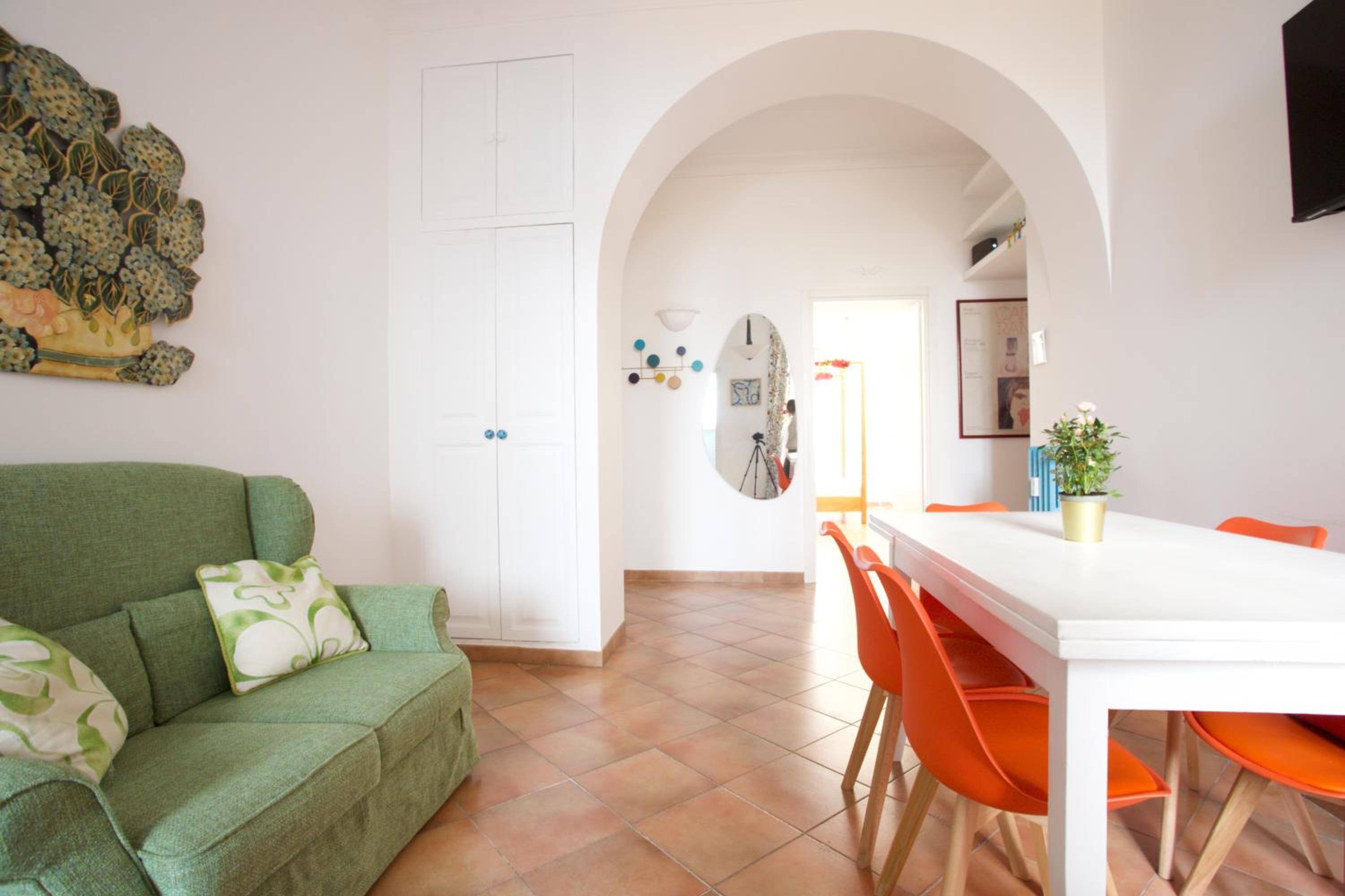 Funky 3BR Flat, Scenic Tram to Colosseum 7 Stops