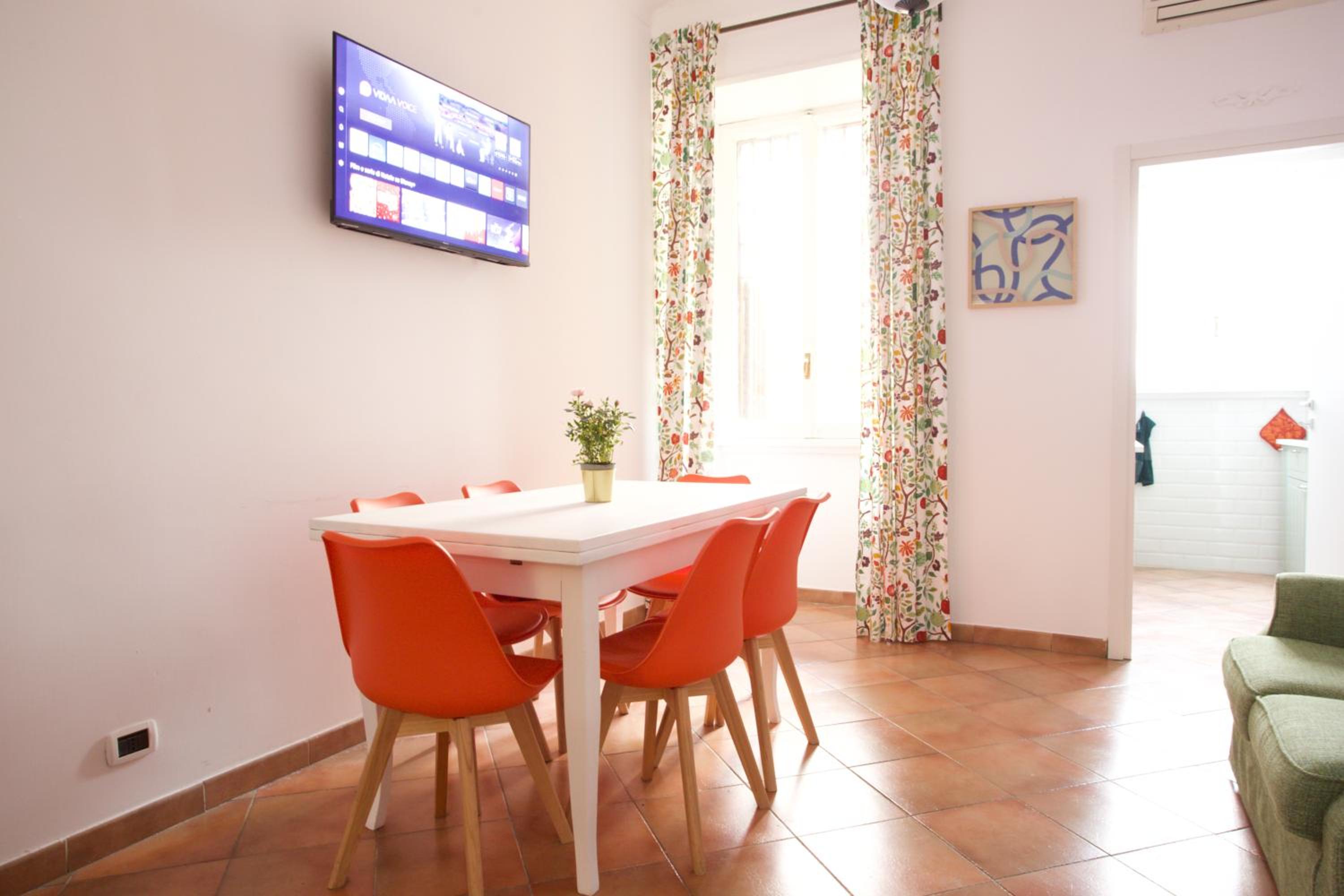 Funky 3BR Flat, Scenic Tram to Colosseum 7 Stops