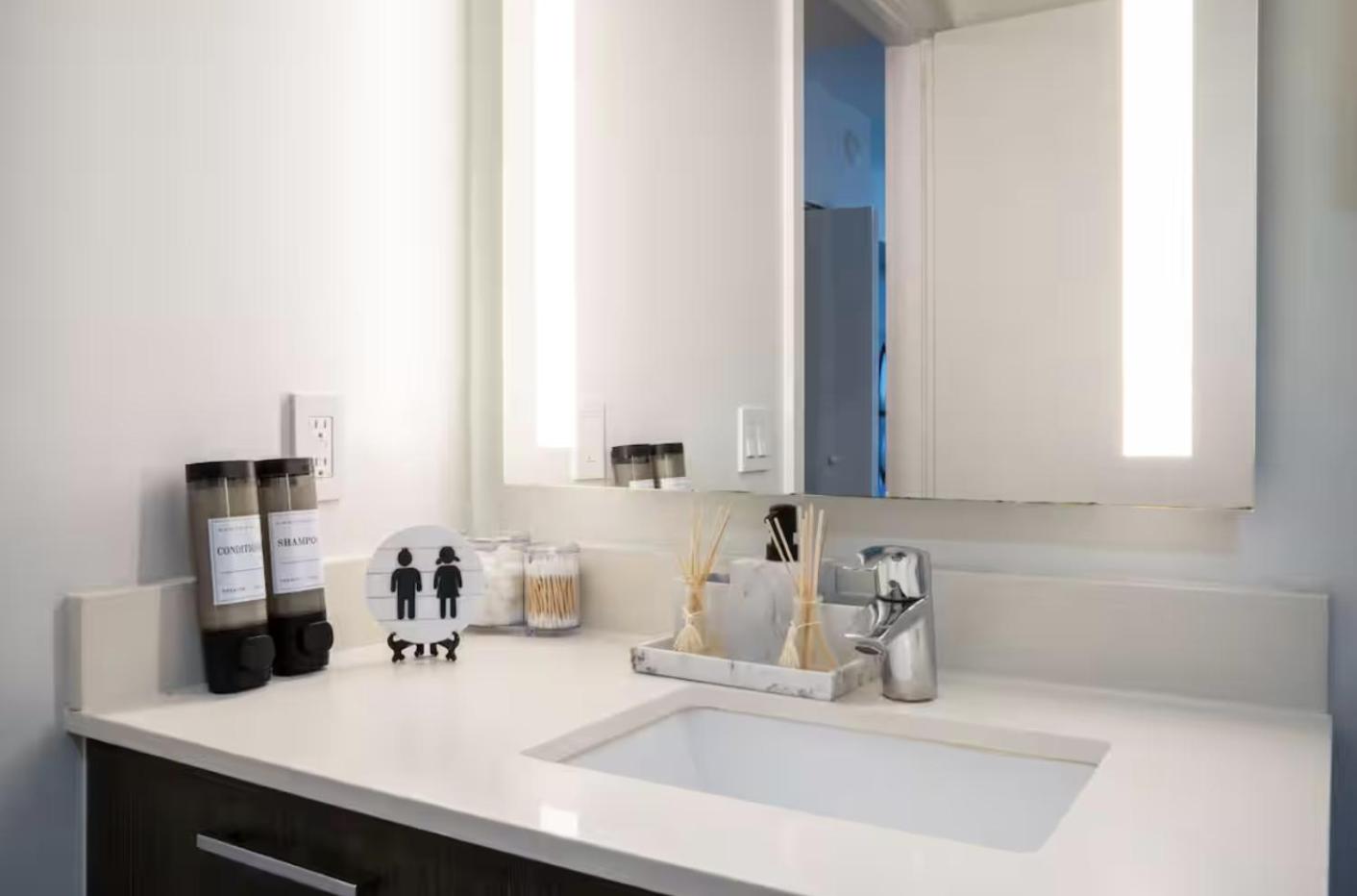 High-Rise Luxury Condo in Downtown Miami with Ocean Views