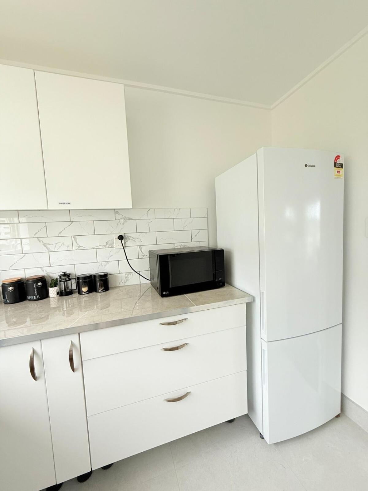 Renovated Entire 2BR Flat, Comfort, Scenic Views, Free Parking & 10 min to Ferry