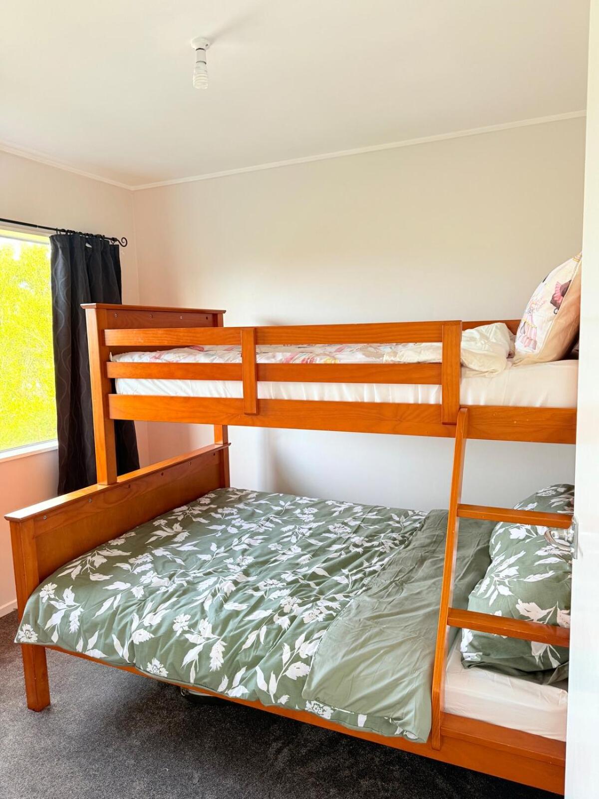 Renovated Entire 2BR Flat, Comfort, Scenic Views, Free Parking & 10 min to Ferry