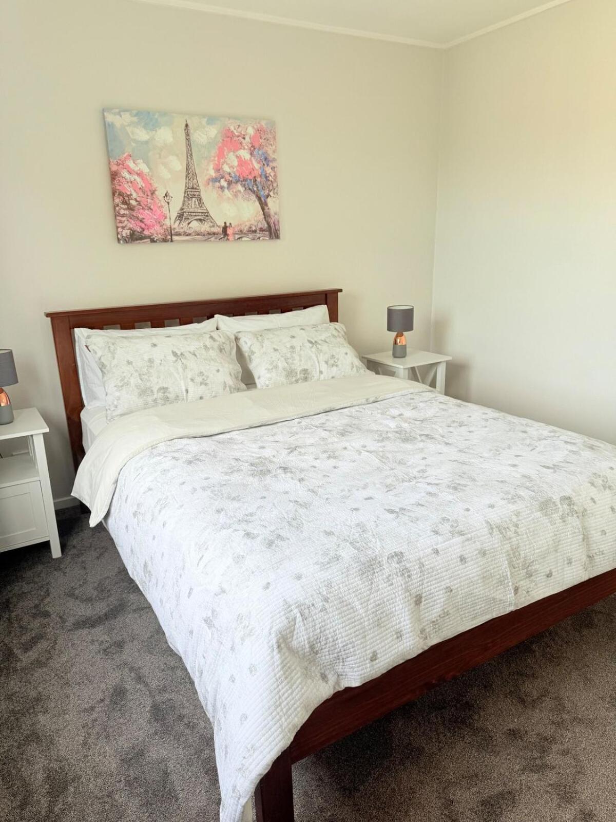Renovated Entire 2BR Flat, Comfort, Scenic Views, Free Parking & 10 min to Ferry