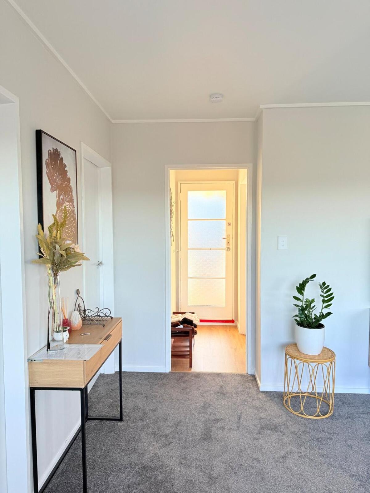 Renovated Entire 2BR Flat, Comfort, Scenic Views, Free Parking & 10 min to Ferry