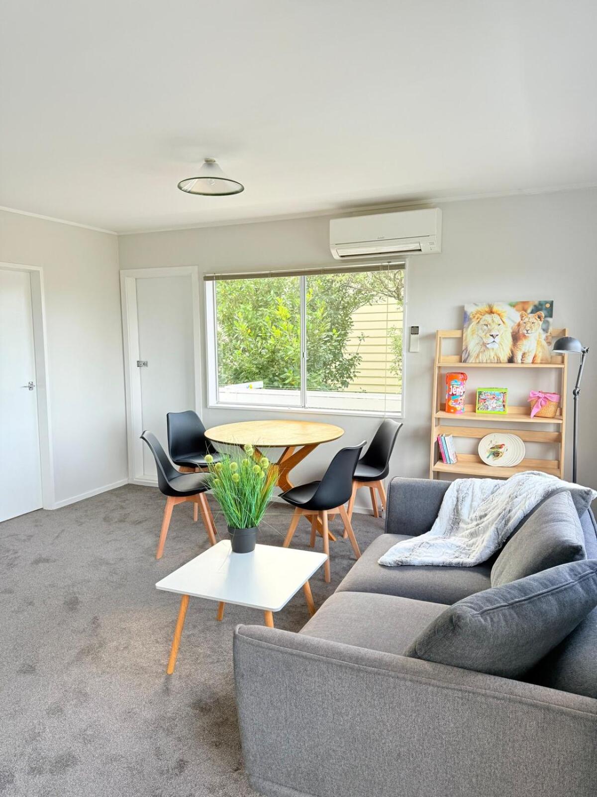 Renovated Entire 2BR Flat, Comfort, Scenic Views, Free Parking & 10 min to Ferry