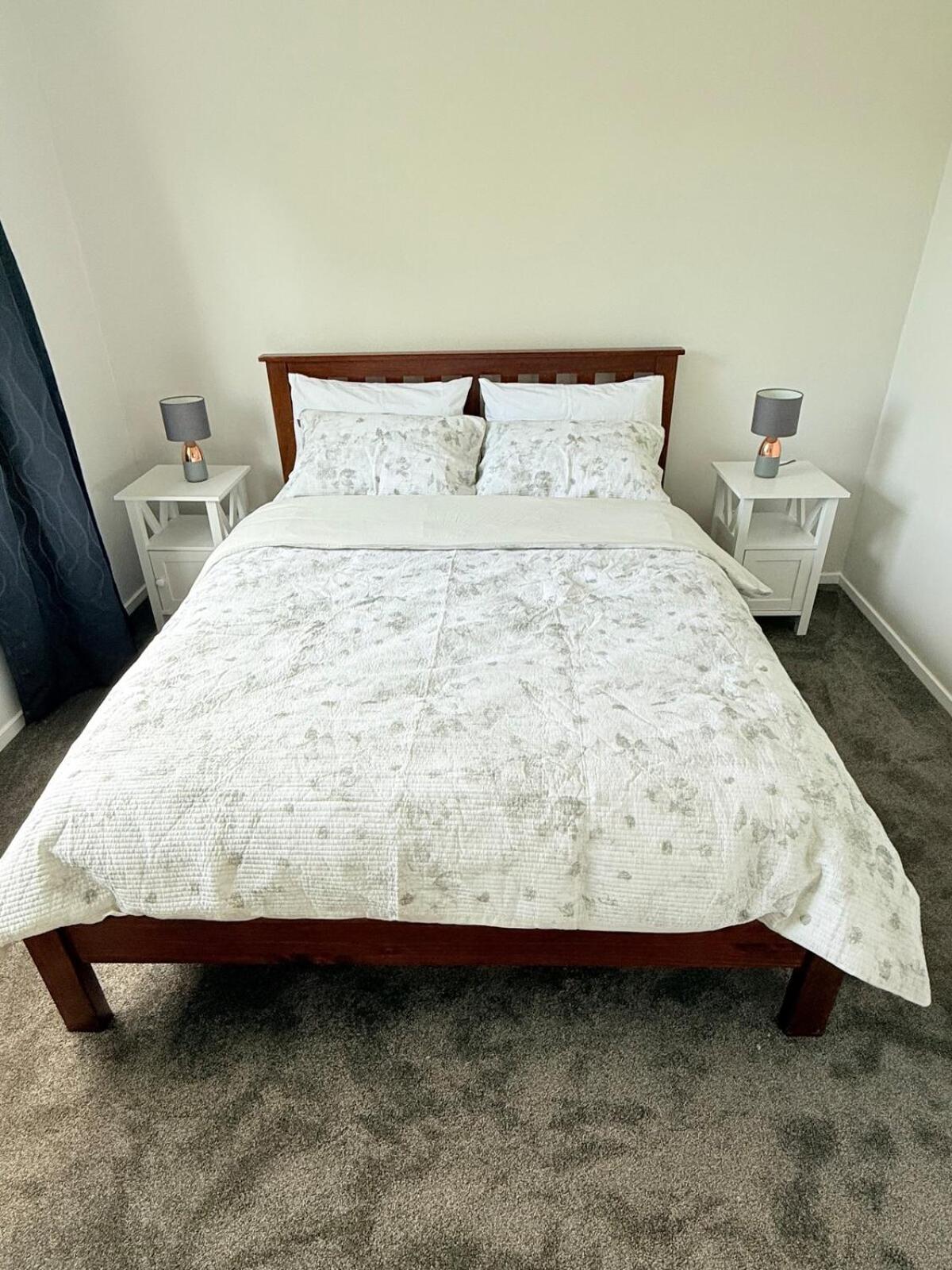 Renovated Entire 2BR Flat, Comfort, Scenic Views, Free Parking & 10 min to Ferry