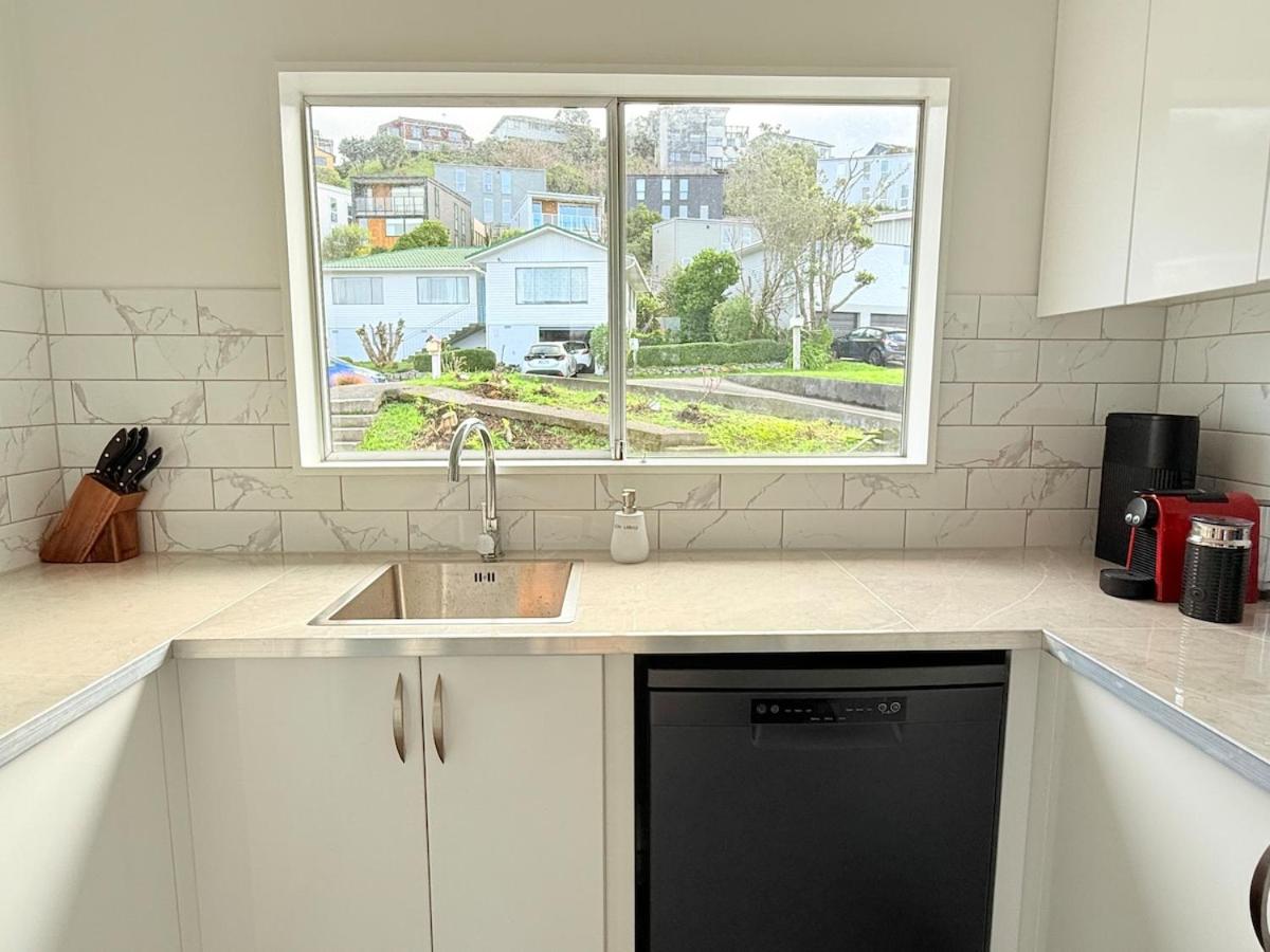 Renovated Entire 2BR Flat, Comfort, Scenic Views, Free Parking & 10 min to Ferry