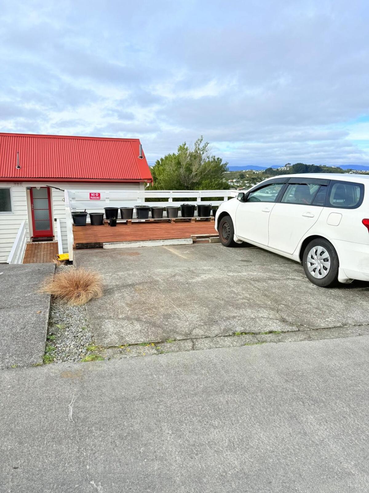 Renovated Entire 2BR Flat, Comfort, Scenic Views, Free Parking & 10 min to Ferry