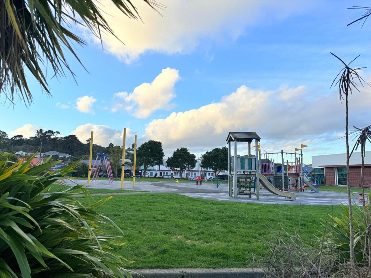 Renovated Entire 2BR Flat, Comfort, Scenic Views, Free Parking & 10 min to Ferry
