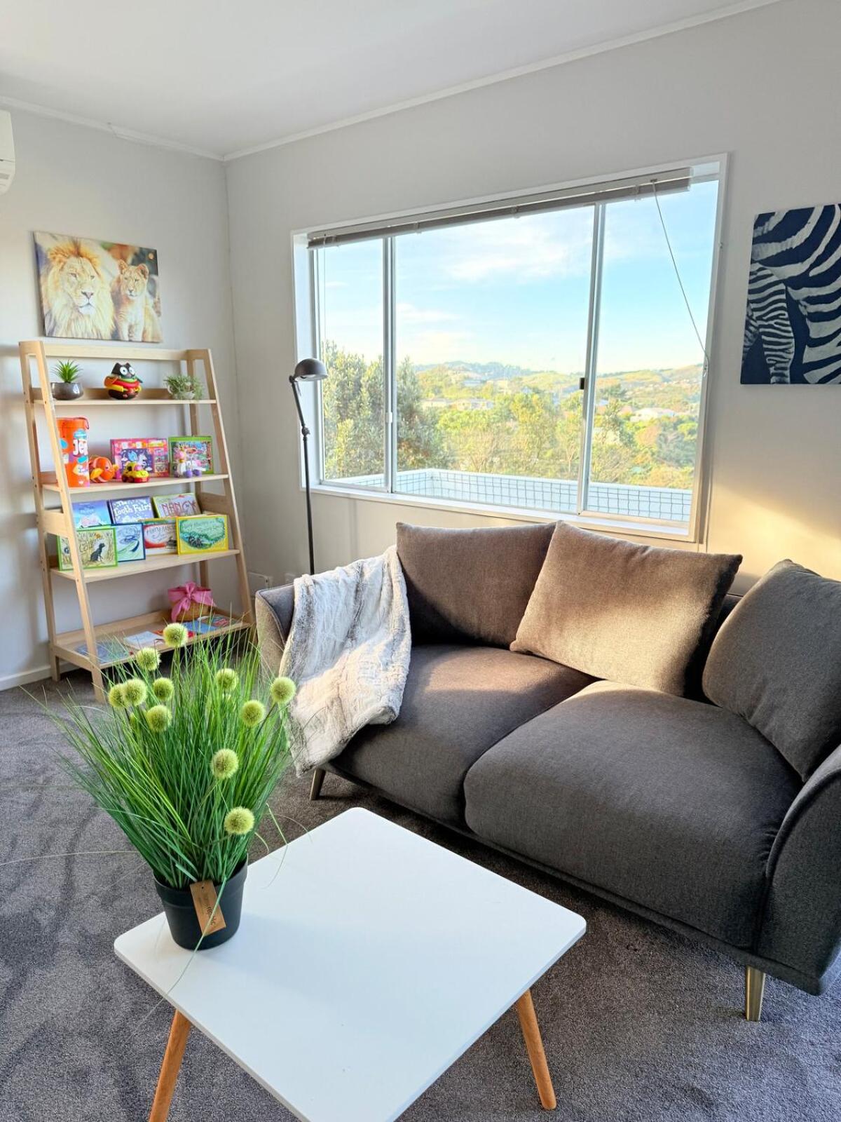 Renovated Entire 2BR Flat, Comfort, Scenic Views, Free Parking & 10 min to Ferry