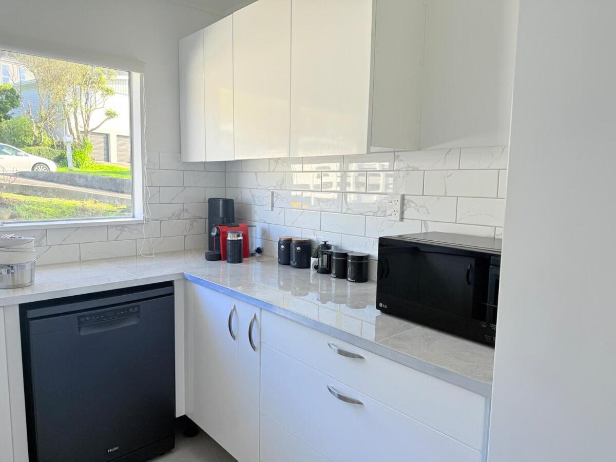 Renovated Entire 2BR Flat, Comfort, Scenic Views, Free Parking & 10 min to Ferry