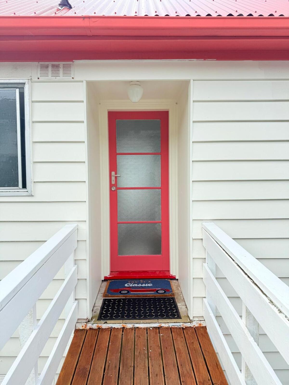 Renovated Entire 2BR Flat, Comfort, Scenic Views, Free Parking & 10 min to Ferry