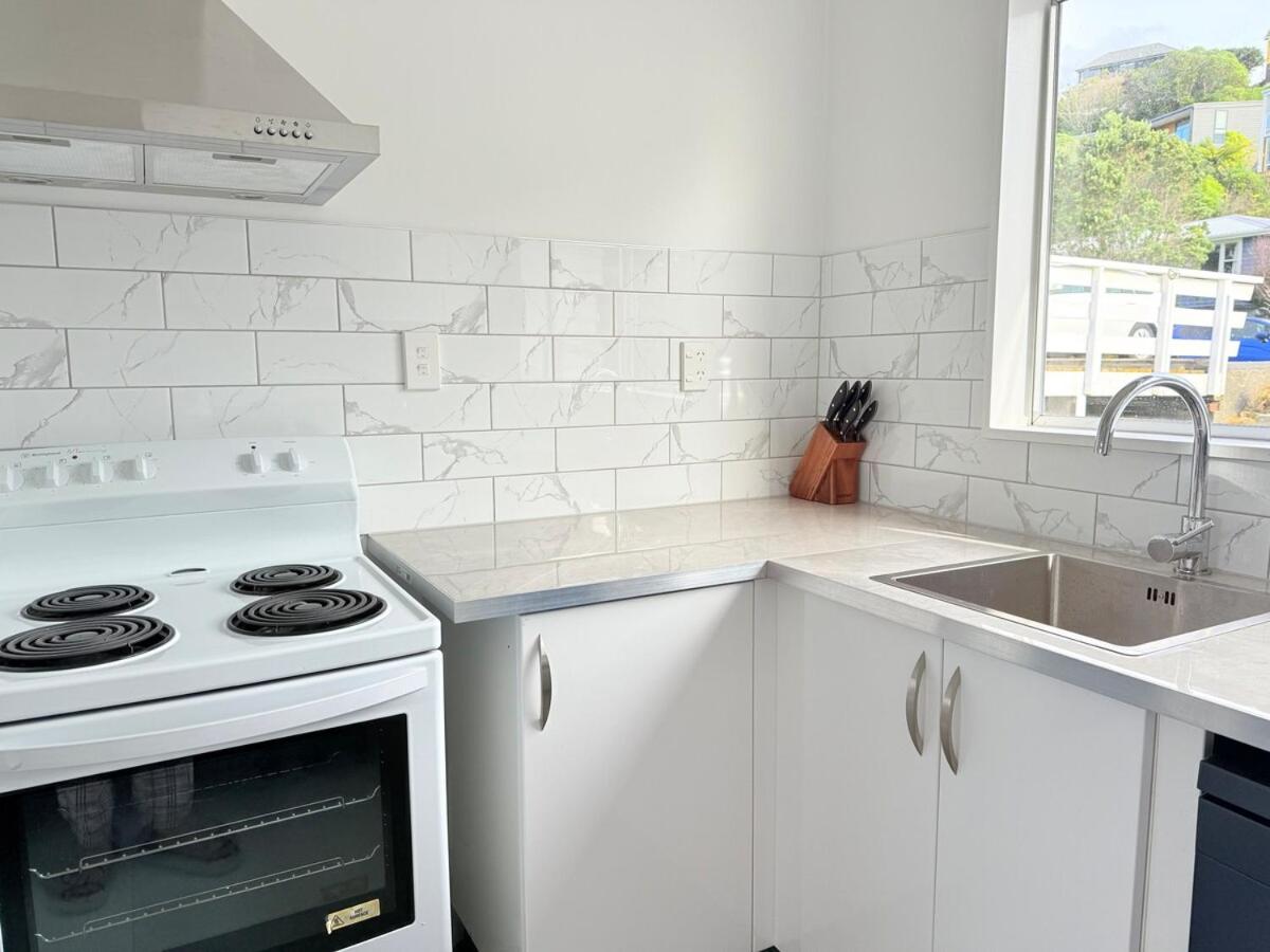 Renovated Entire 2BR Flat, Comfort, Scenic Views, Free Parking & 10 min to Ferry