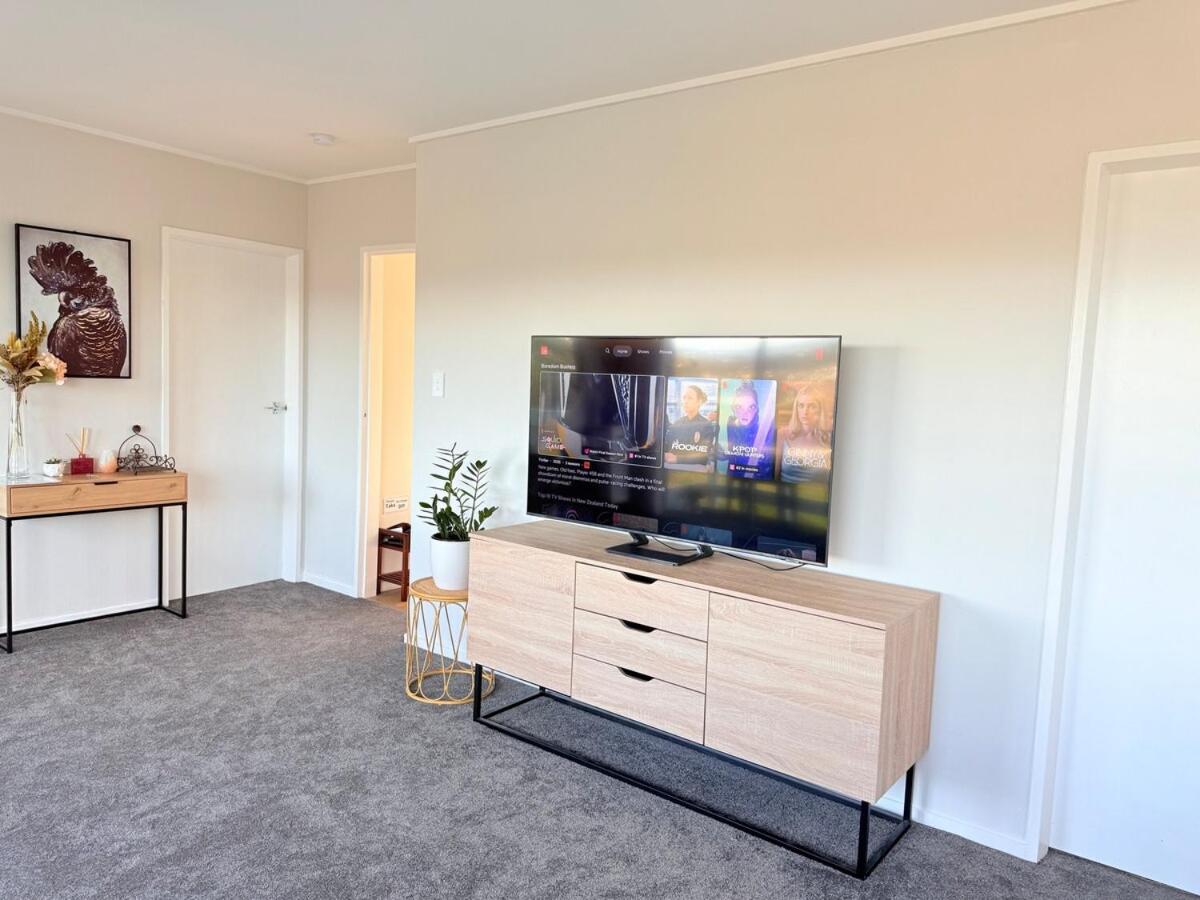 Renovated Entire 2BR Flat, Comfort, Scenic Views, Free Parking & 10 min to Ferry