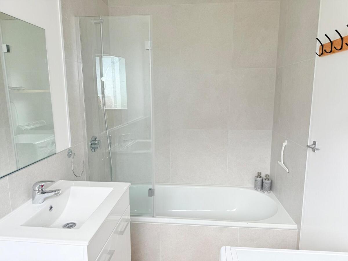 Renovated Entire 2BR Flat, Comfort, Scenic Views, Free Parking & 10 min to Ferry