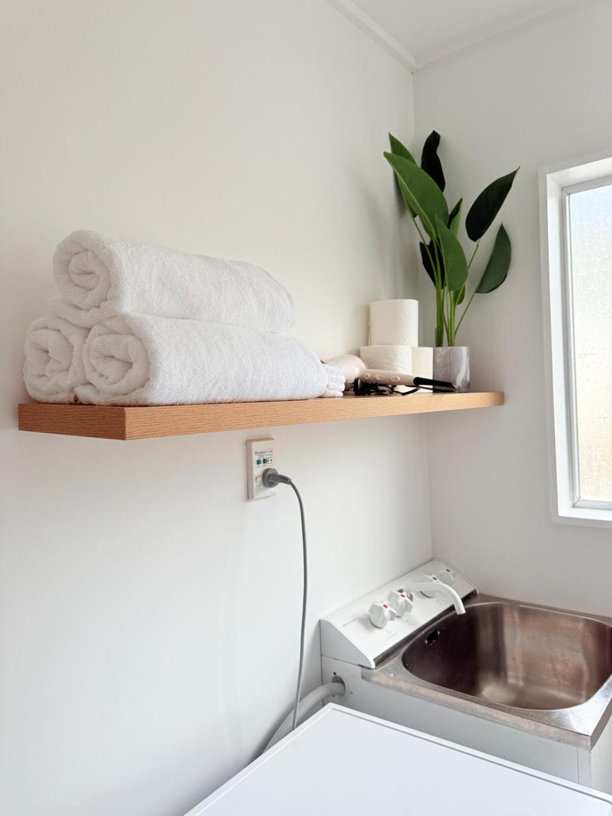 Renovated Entire 2BR Flat, Comfort, Scenic Views, Free Parking & 10 min to Ferry