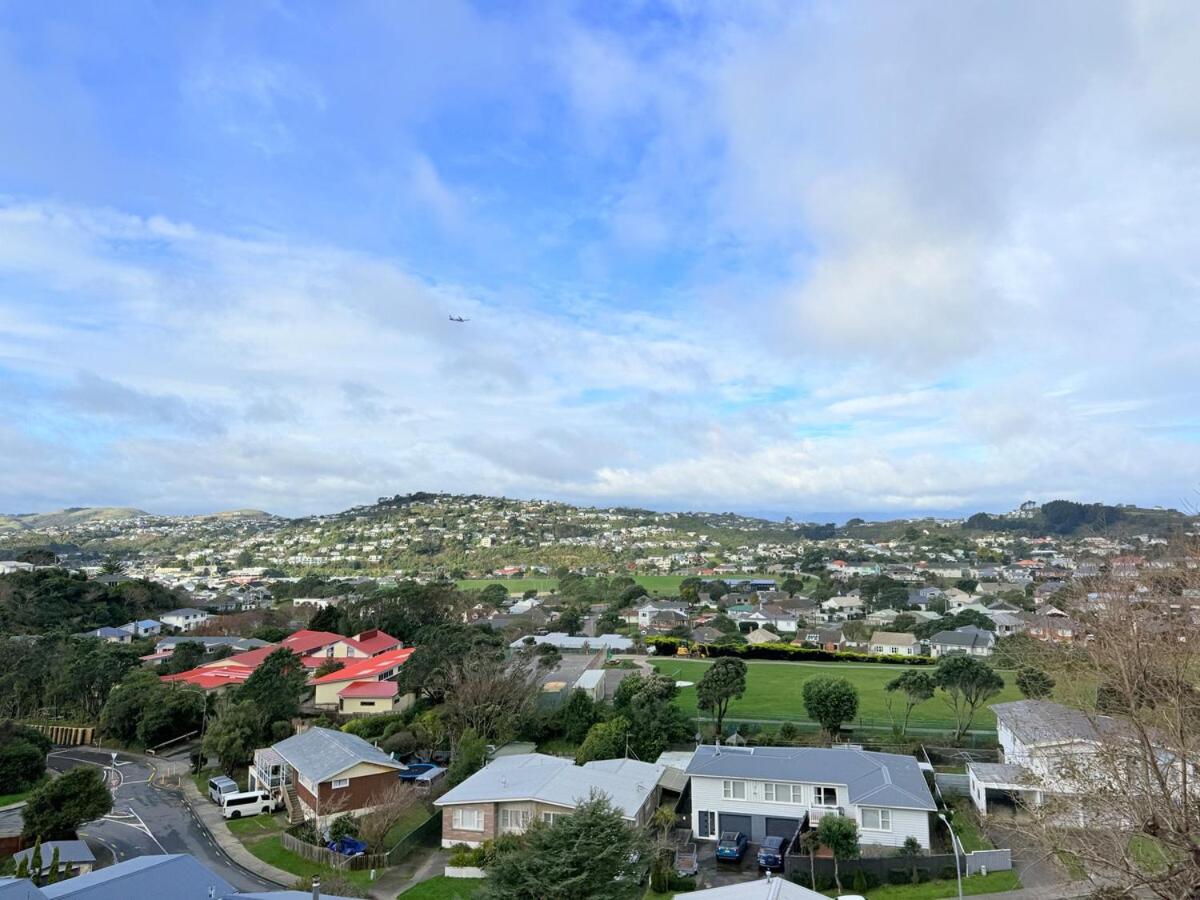 Renovated Entire 2BR Flat, Comfort, Scenic Views, Free Parking & 10 min to Ferry