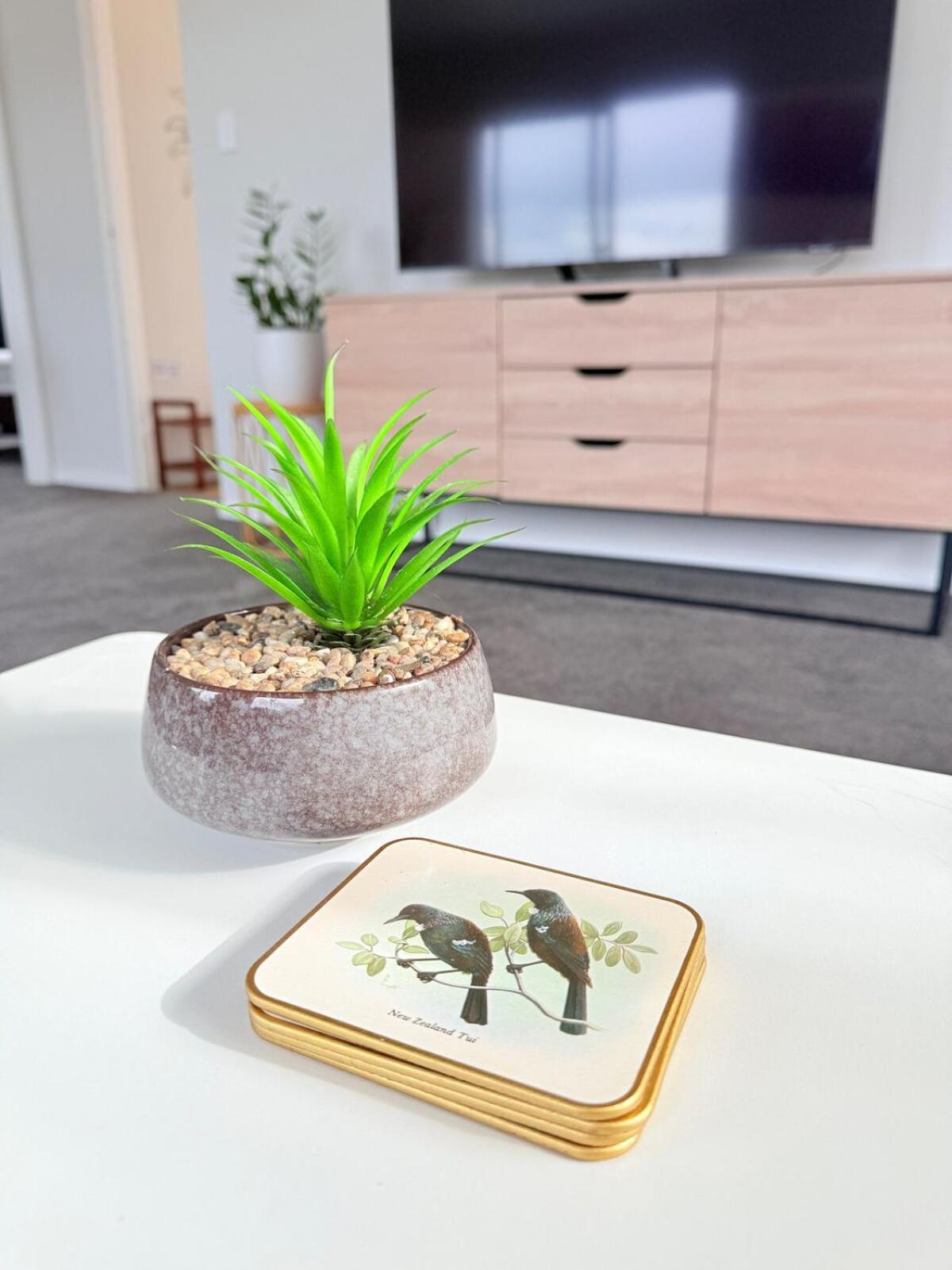 Renovated Entire 2BR Flat, Comfort, Scenic Views, Free Parking & 10 min to Ferry
