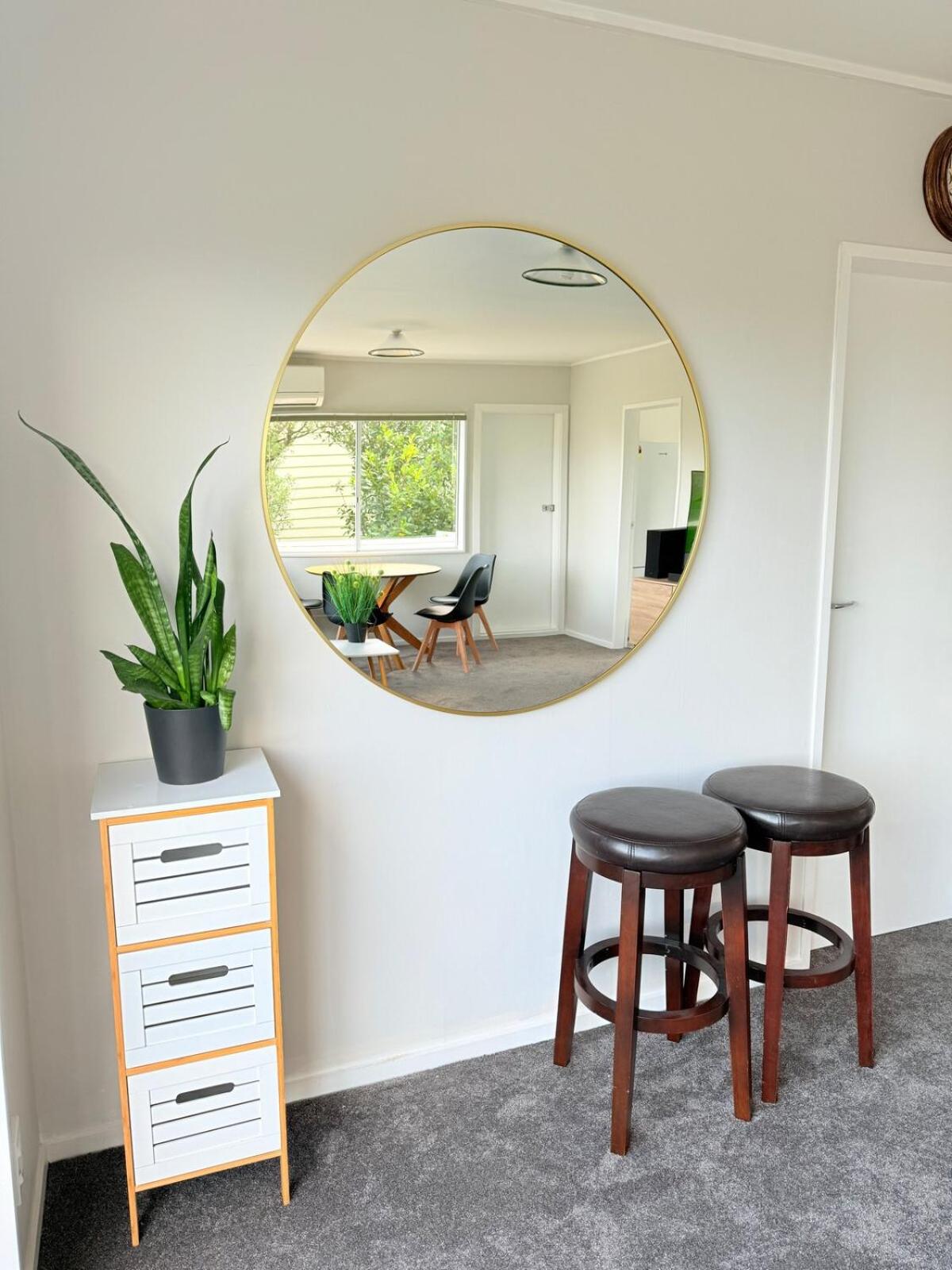 Renovated Entire 2BR Flat, Comfort, Scenic Views, Free Parking & 10 min to Ferry