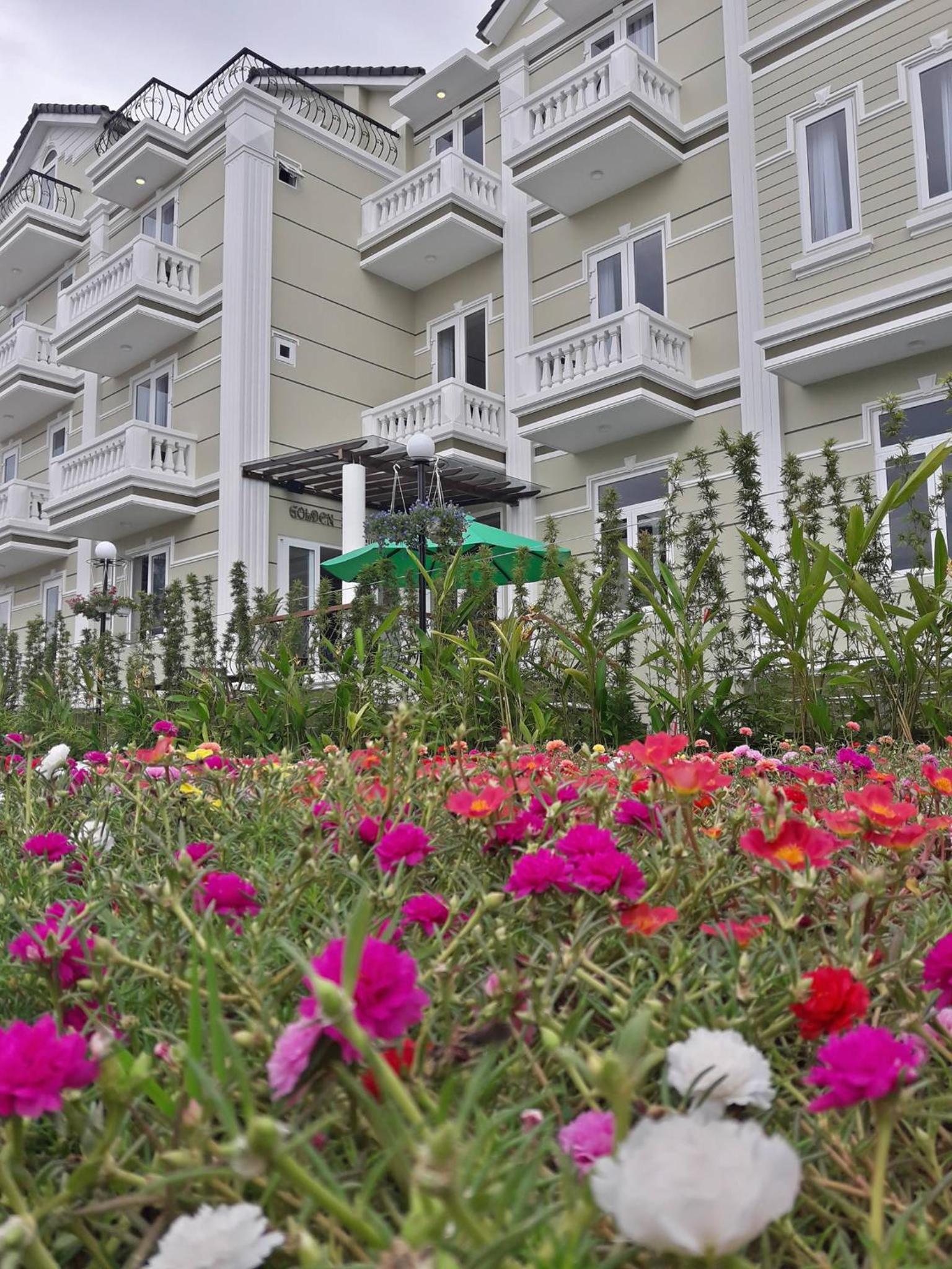 Golden Bell Backpacker Hotel & Pool Bar