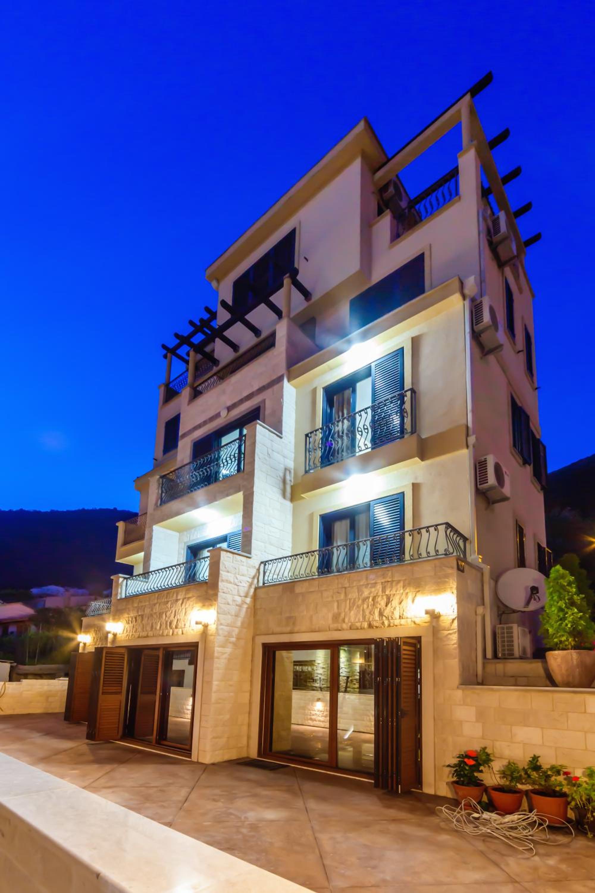 Opium Mar Apartments