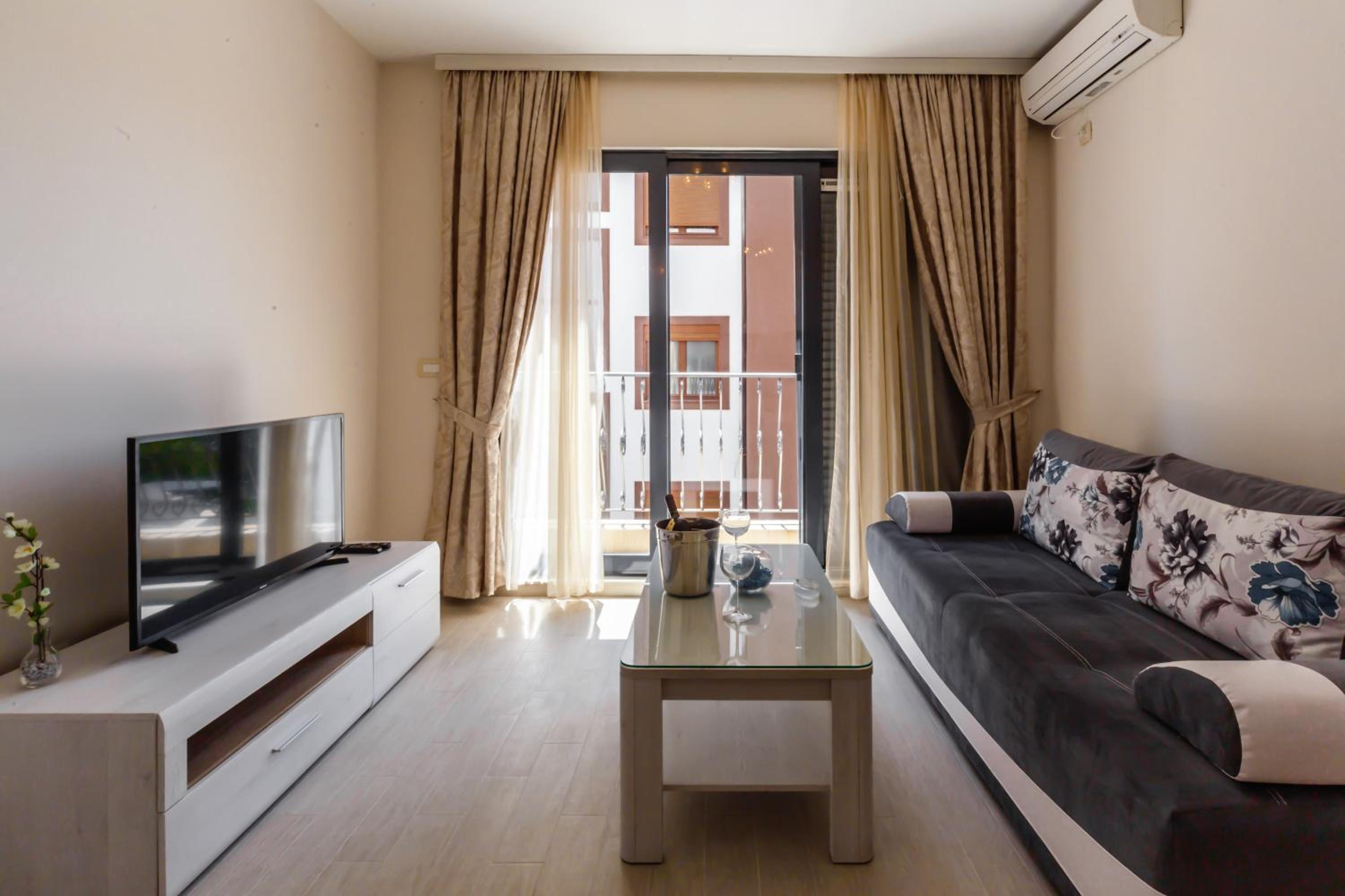 Opium Mar Apartments