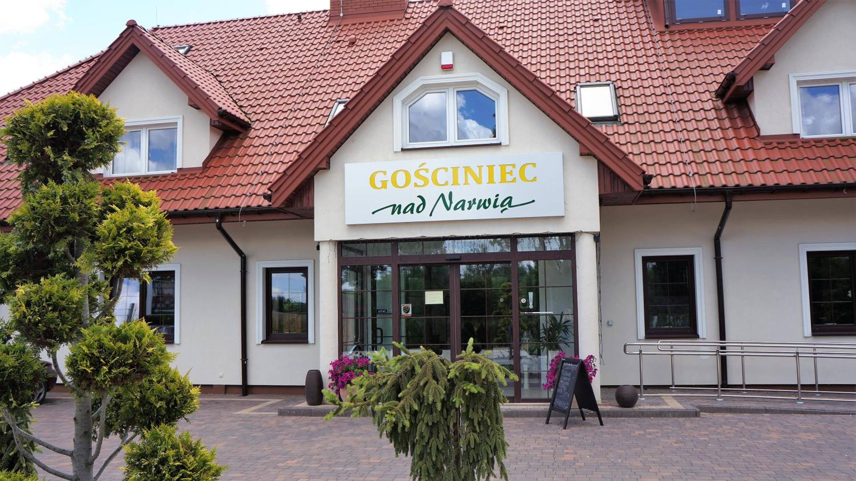 GOŚCINIEC NAD NARWIĄ - Airport Modlin view 2