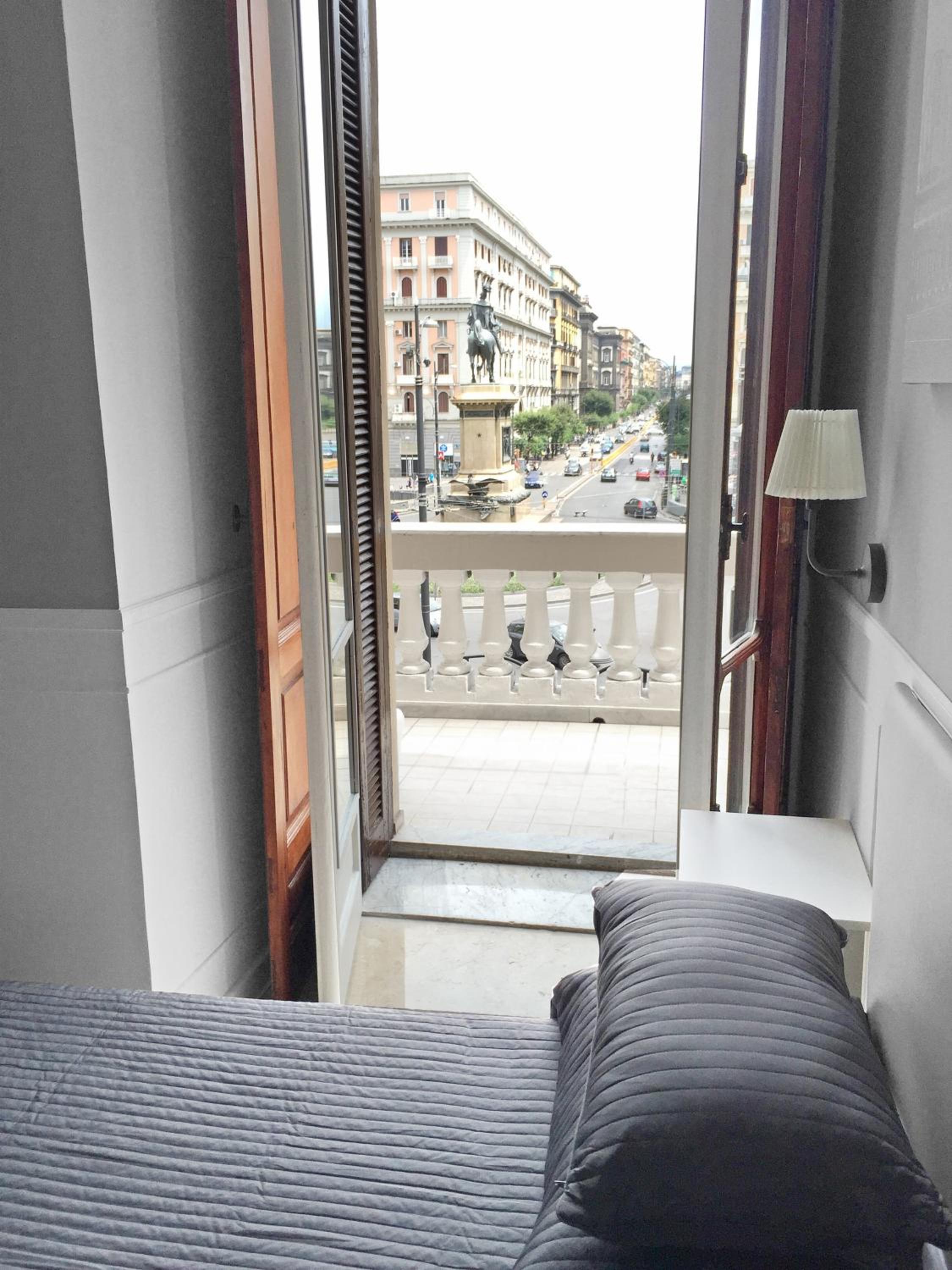 Piazza Bovio 22