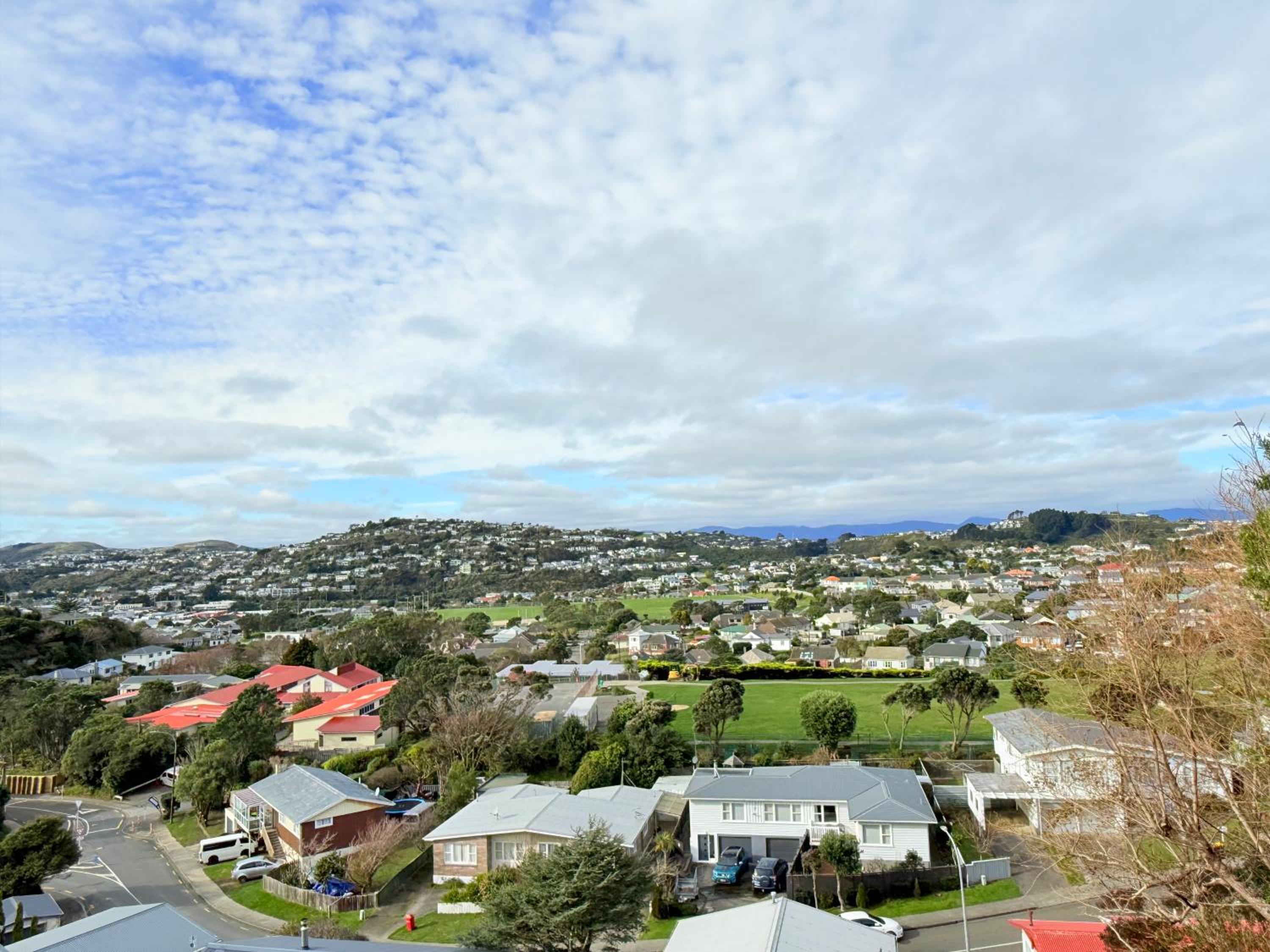 Renovated Entire 2BR Flat, Comfort, Scenic Views, Free Parking & 10 min to Ferry