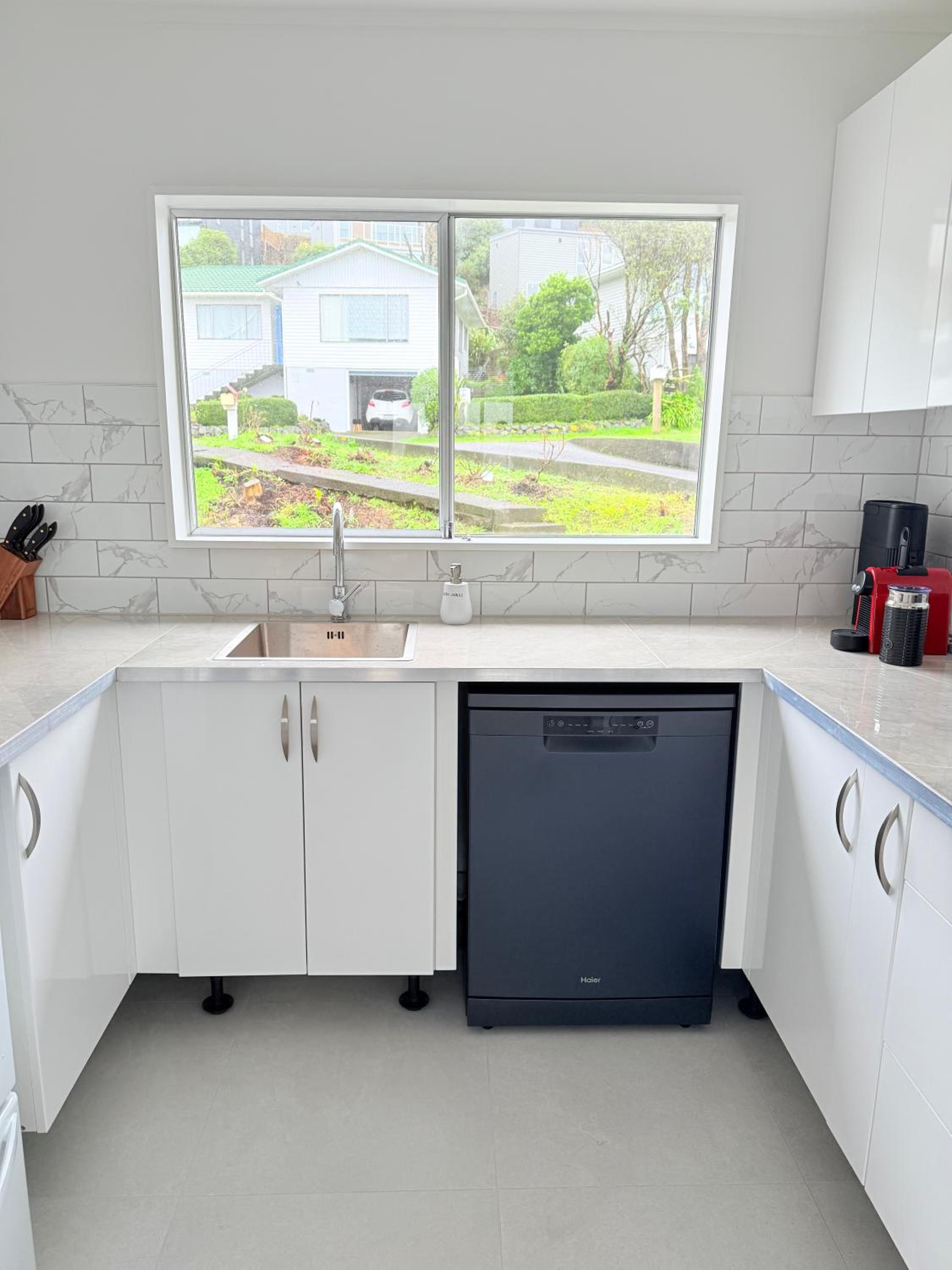 Renovated Entire 2BR Flat, Comfort, Scenic Views, Free Parking & 10 min to Ferry