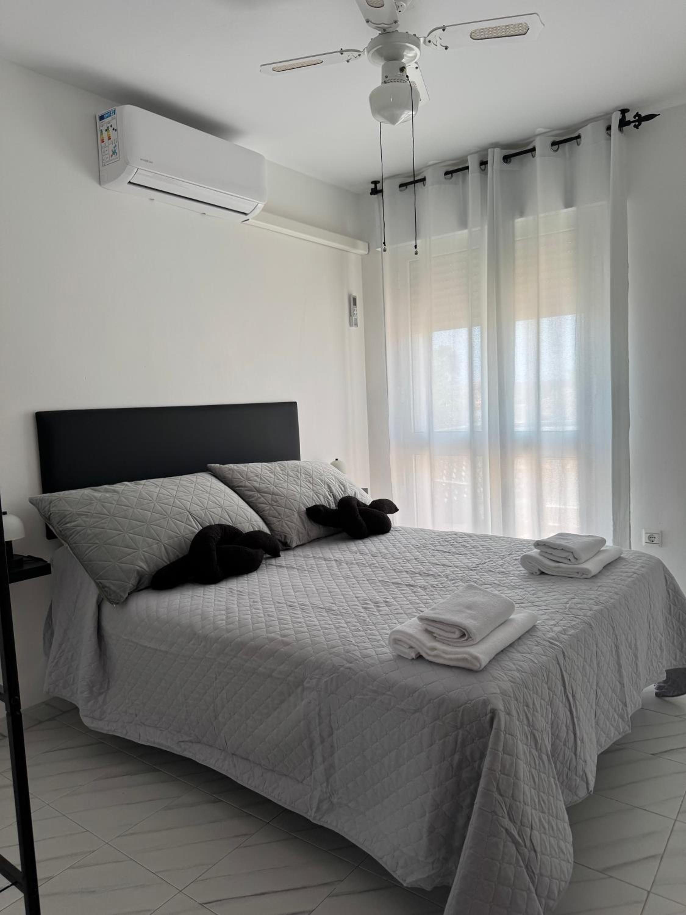 Villa Luis Cernuda - Casa 202 - Vistas - Jacuzzi - Piscina - tenis