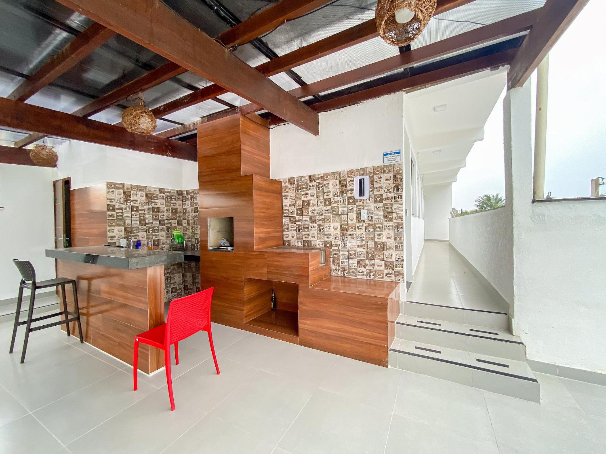 Aptos com 1 quarto, próximo a praia de Taperpuã, com 'àrea de churrasco compartilhada.