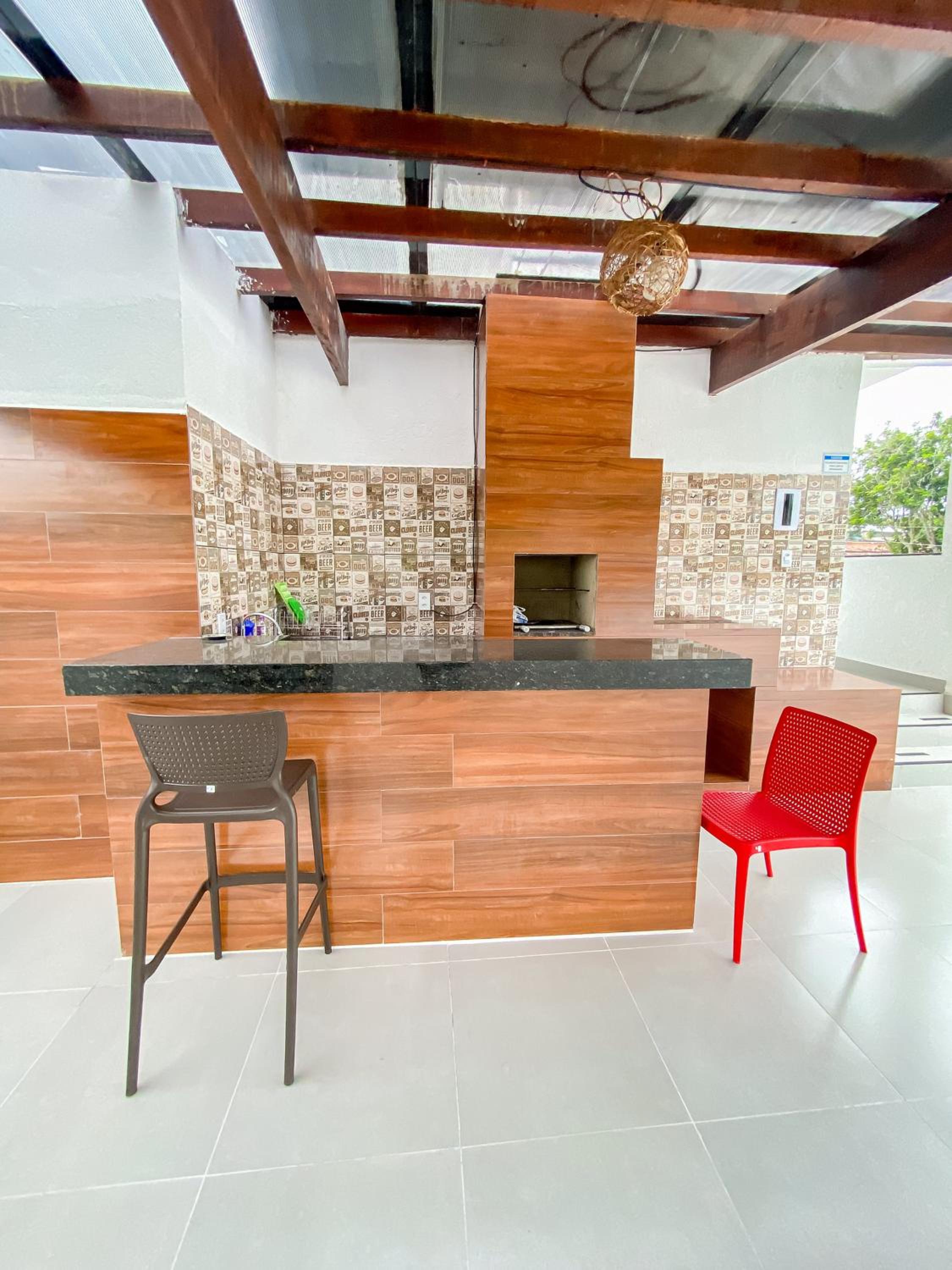 Aptos com 1 quarto, próximo a praia de Taperpuã, com 'àrea de churrasco compartilhada.