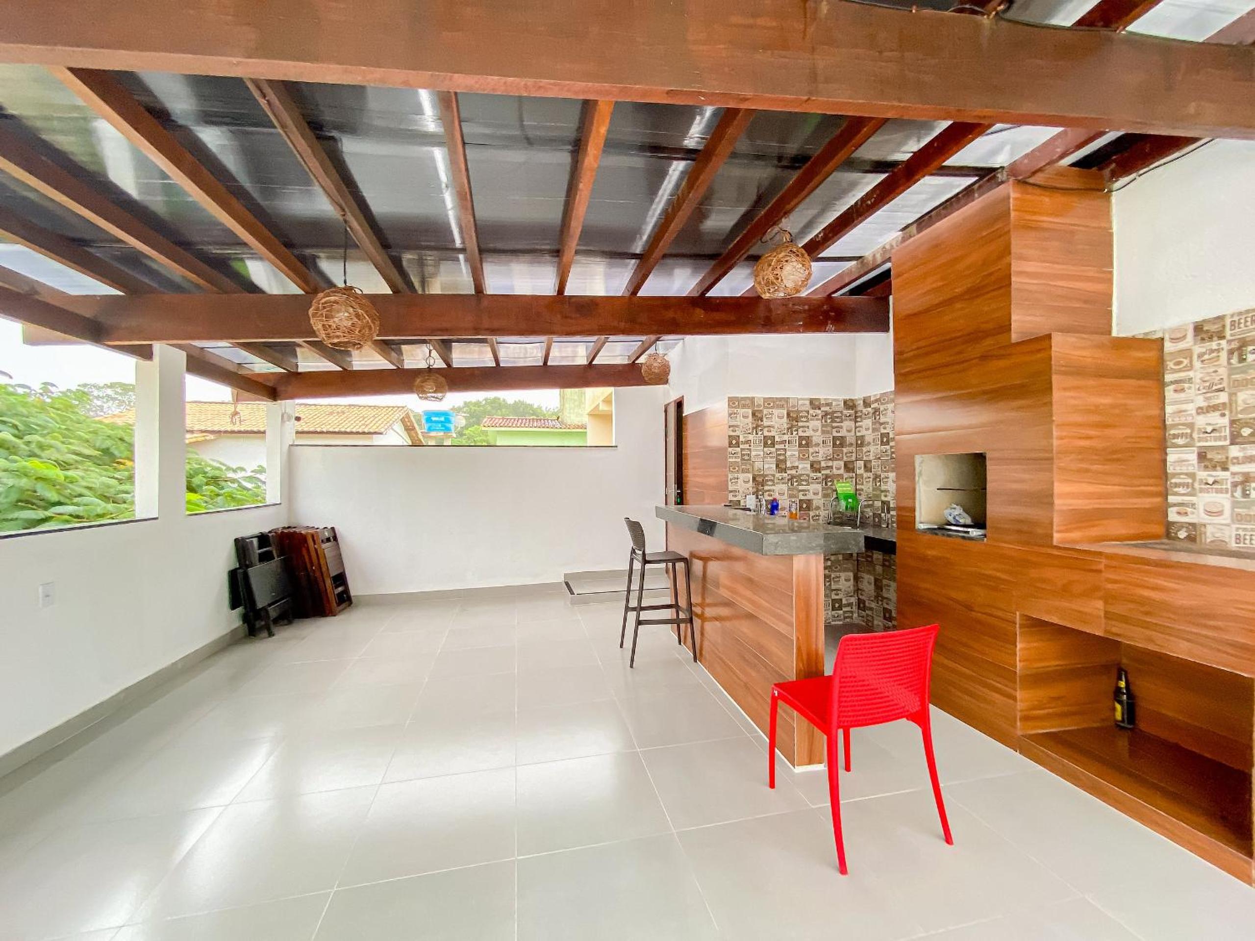 Aptos com 1 quarto, próximo a praia de Taperpuã, com 'àrea de churrasco compartilhada.
